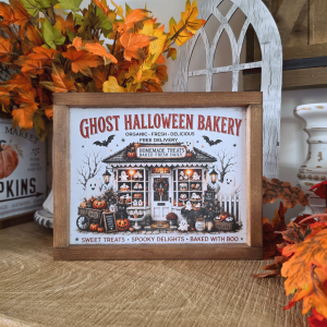 Cadre Halloween Bakery farmhouse en bois avec fantômes, citrouilles et boutique de gourmandises d’Halloween
