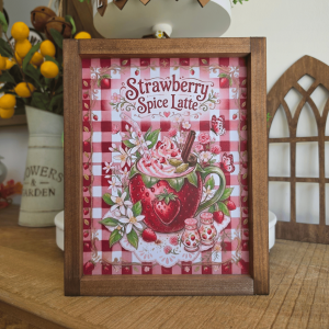 Cadre sign farmhouse Strawberry Spice Latte en bois avec tasse fraise, fleurs, papillons et fond vichy rose