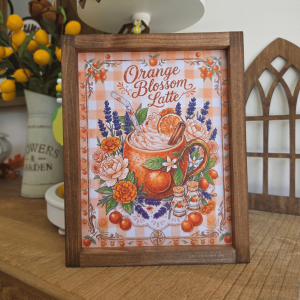Cadre sign farmhouse Orange Blossom Latte en bois avec tasse orange, fleurs, lavande, oranges et fond vichy orangé
