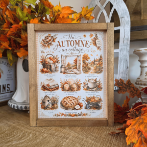 Cadre sign farmhouse Un automne au cottage en bois avec citrouilles, feuilles d’automne, bougies, chocolat chaud et décor cottage