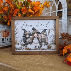 Cadre sign farmhouse Bewitched avec trois sorcières et citrouilles blanches