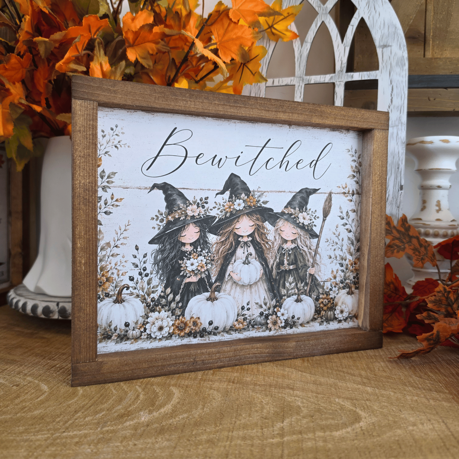Cadre sign farmhouse Bewitched avec trois sorcières et citrouilles blanches