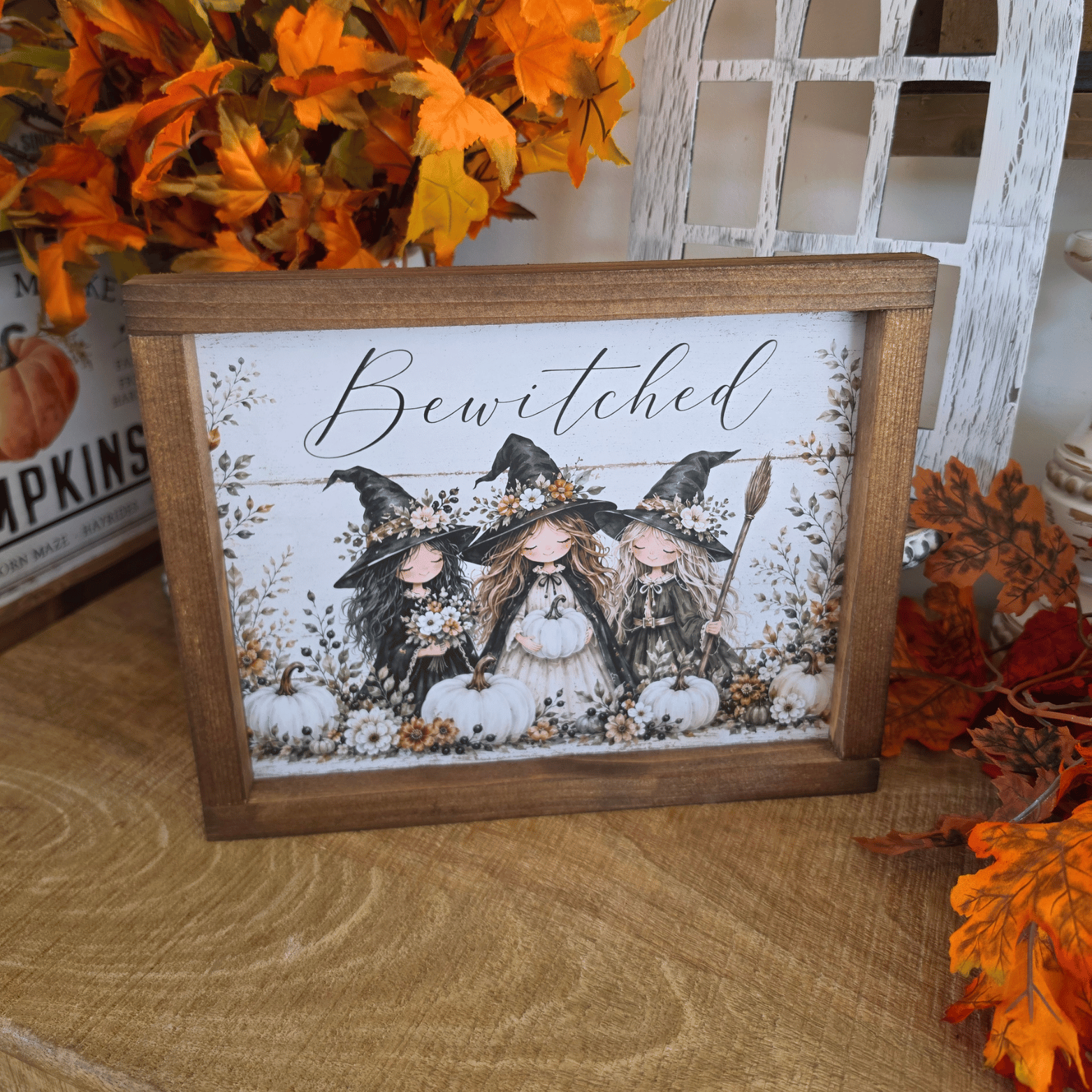 Cadre sign farmhouse Bewitched avec trois sorcières et citrouilles blanches