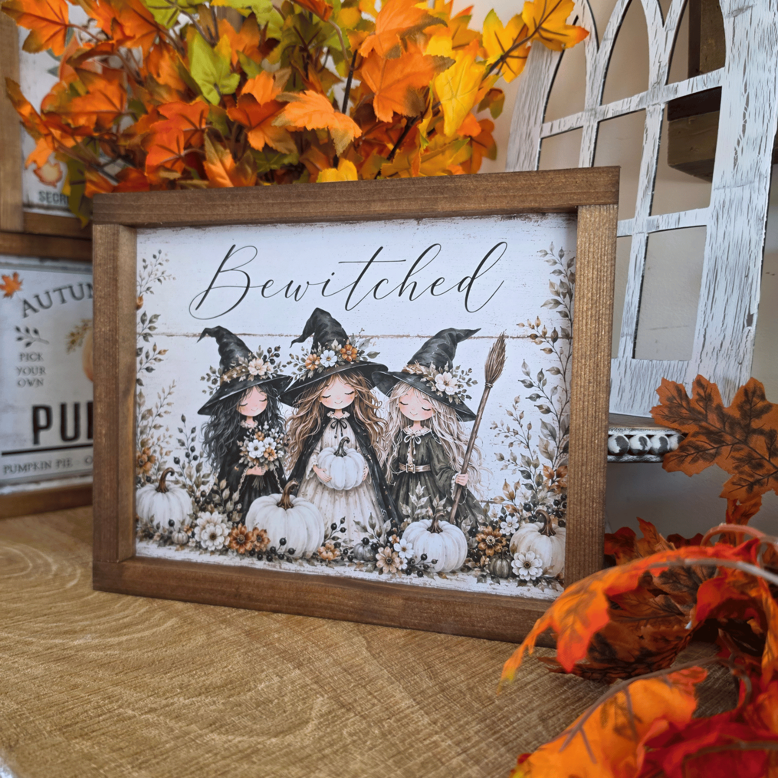 Cadre sign farmhouse Bewitched avec trois sorcières et citrouilles blanches