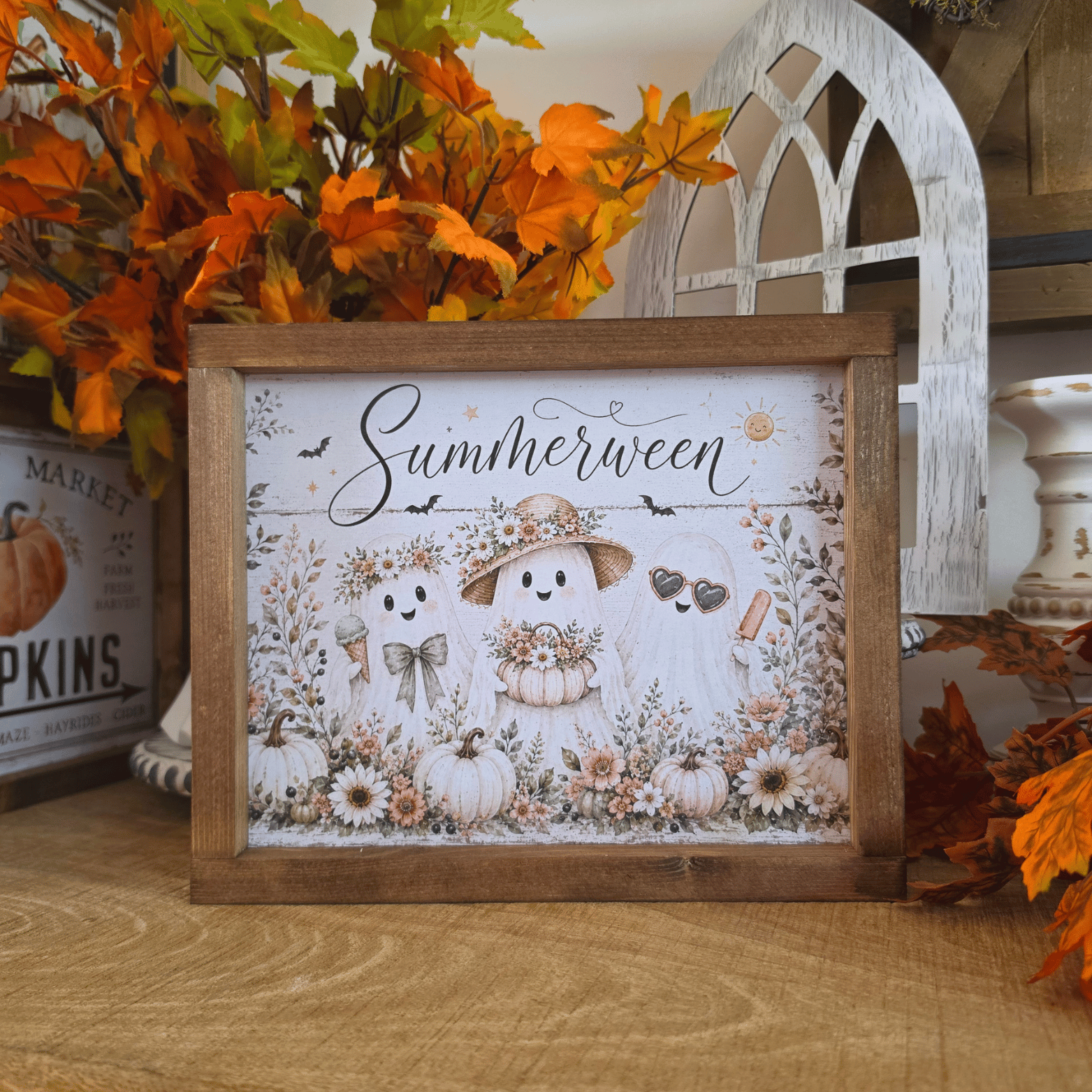 Cadre sign farmhouse Summerween avec petits fantômes, citrouilles blanches et fleurs