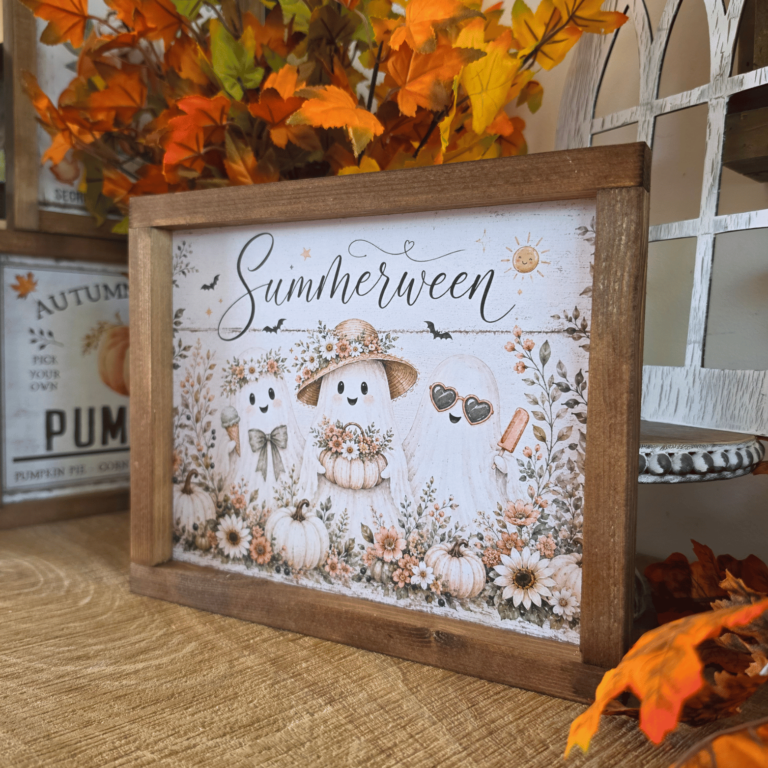 Cadre sign farmhouse Summerween avec petits fantômes, citrouilles blanches et fleurs