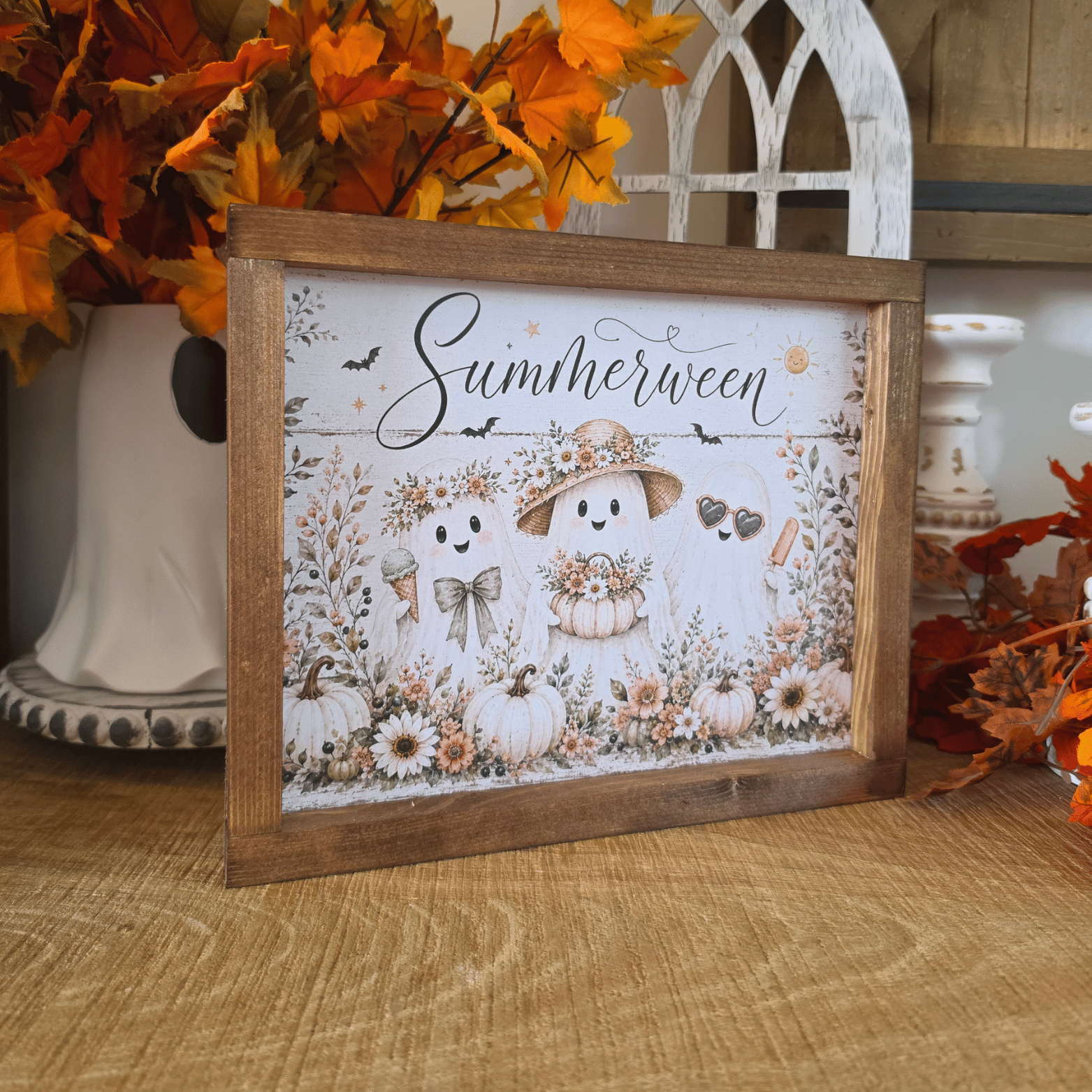 Cadre sign farmhouse Summerween avec petits fantômes, citrouilles blanches et fleurs