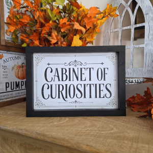 Cadre sign farmhouse Cabinet of Curiosities noir et blanc au style vintage