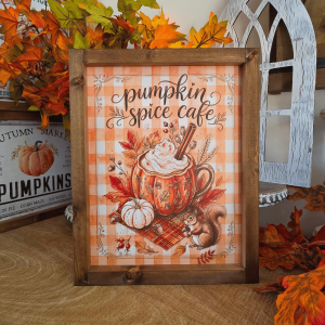 Cadre sign farmhouse Pumpkin Spice Cafe en collab avec Sweet and Cosy, avec tasse épicée, feuilles d’automne, citrouille et écureuil