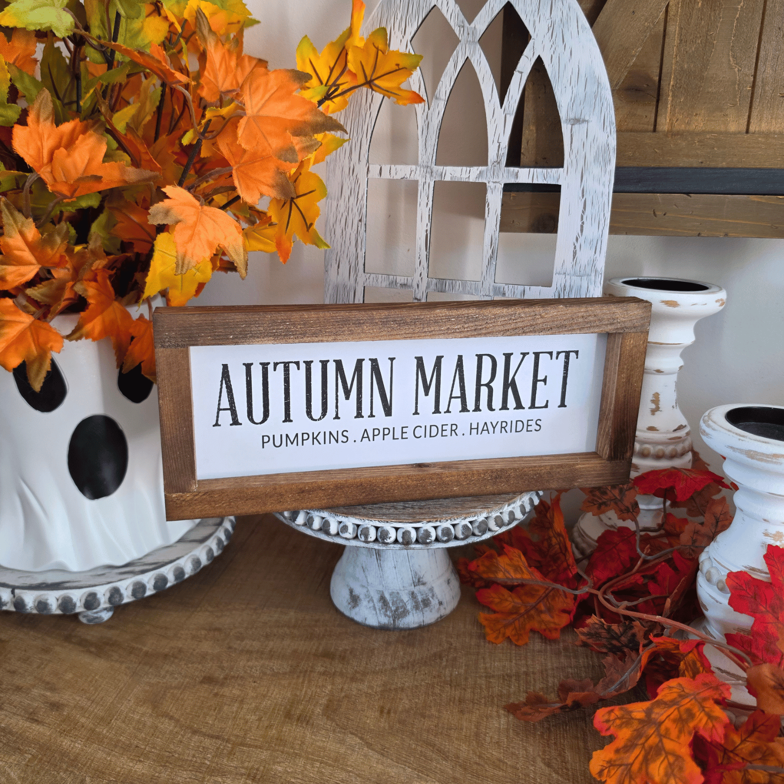 Cadre sign farmhouse Autumn Market en bois avec inscription pumpkins apple cider hayrides pour décoration automnale rustique