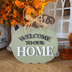Sign farmhouse citrouille Welcome To Our Home vert sauge avec lettres en relief et nœud en raphia