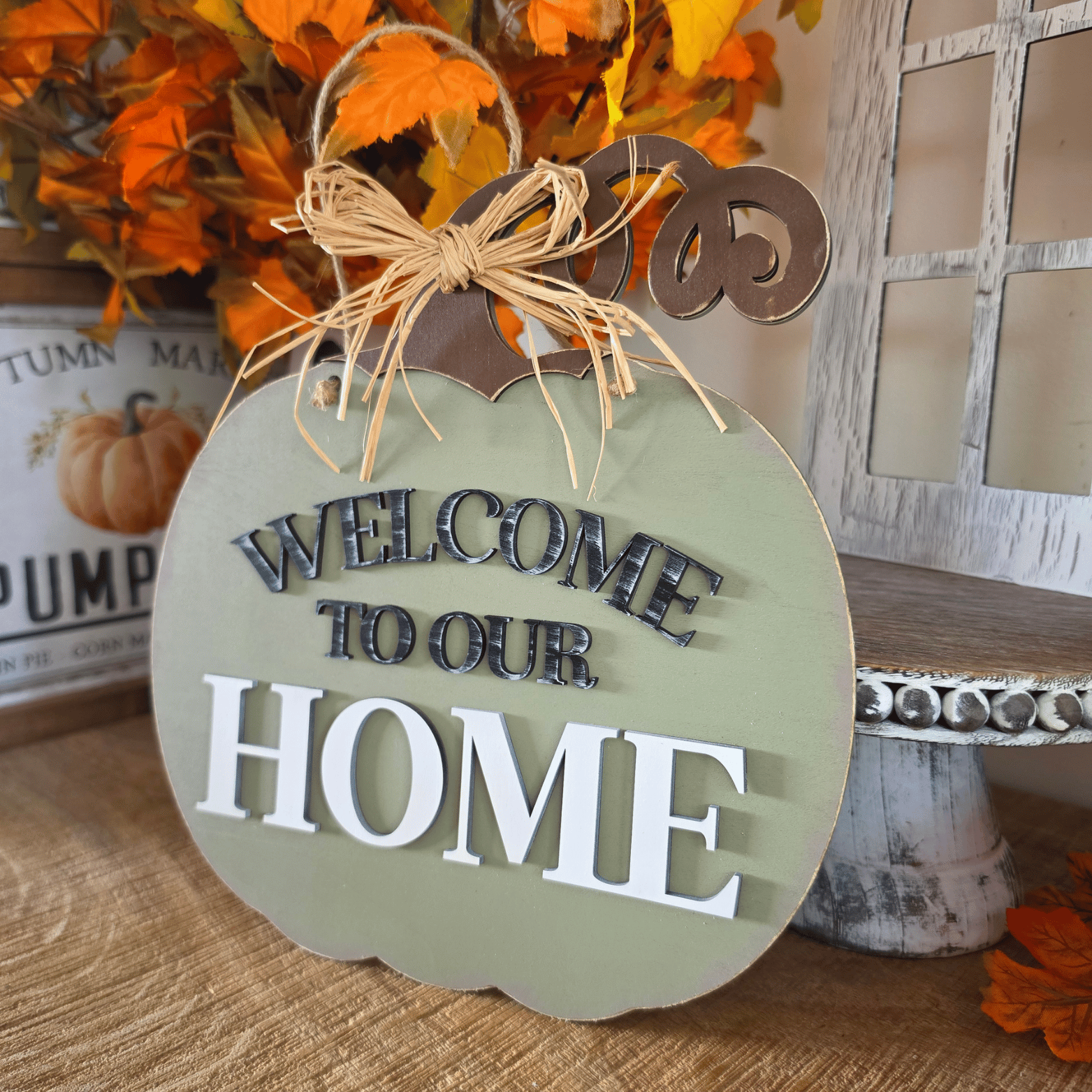 Sign farmhouse citrouille Welcome To Our Home vert sauge avec lettres en relief et nœud en raphia