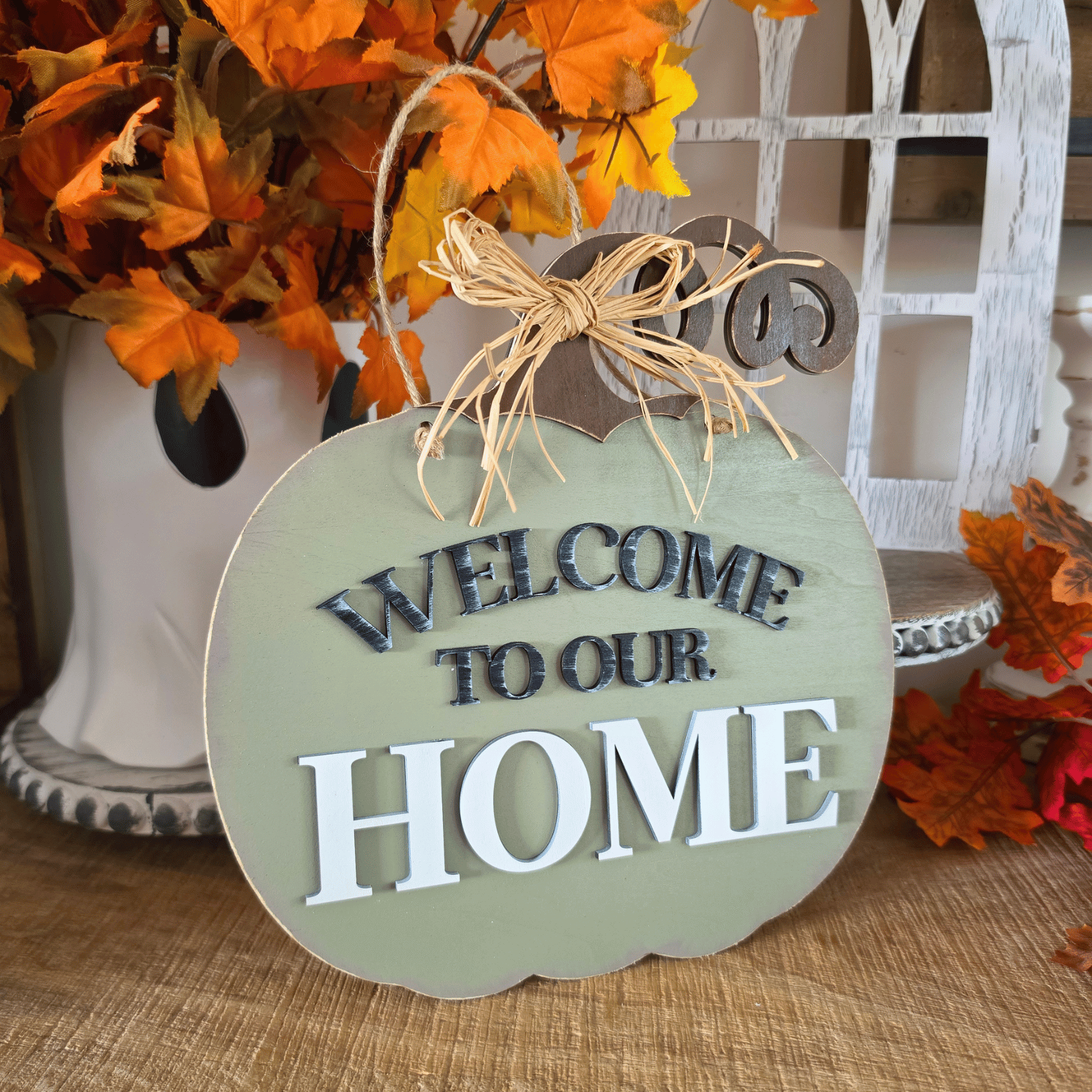 Sign farmhouse citrouille Welcome To Our Home vert sauge avec lettres en relief et nœud en raphia