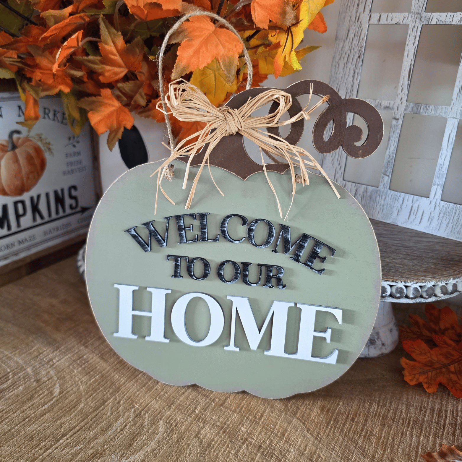 Sign farmhouse citrouille Welcome To Our Home vert sauge avec lettres en relief et nœud en raphia