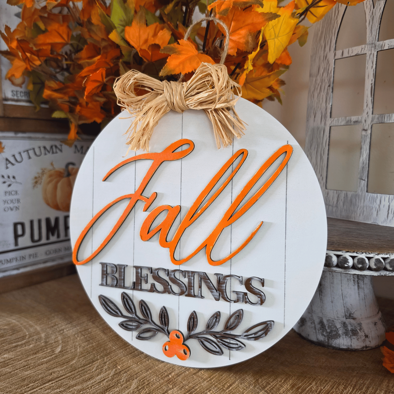 Sign farmhouse Fall Blessings rond blanc et orange avec feuillages et nœud en raphia