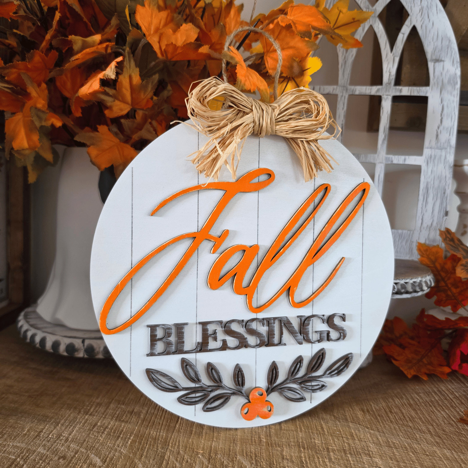 Sign farmhouse Fall Blessings rond blanc et orange avec feuillages et nœud en raphia