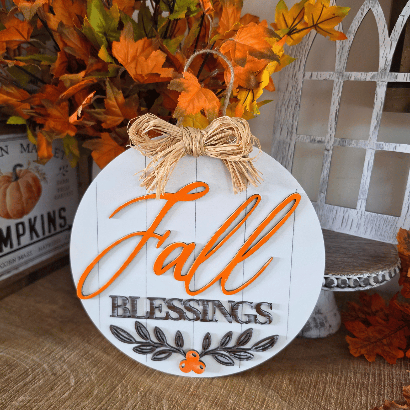 Sign farmhouse Fall Blessings rond blanc et orange avec feuillages et nœud en raphia