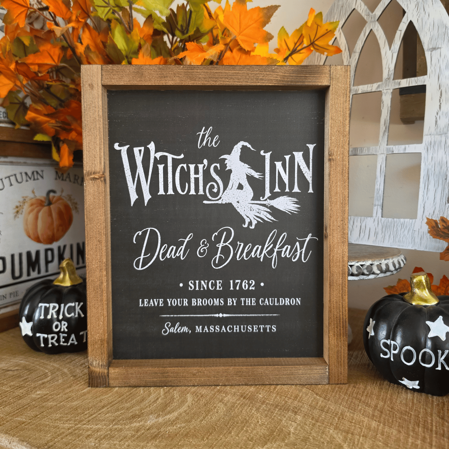 Cadre sign farmhouse The Witch’s Inn noir avec sorcière sur un balai