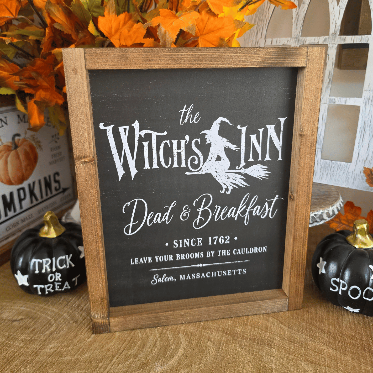 Cadre sign farmhouse The Witch’s Inn noir avec sorcière sur un balai