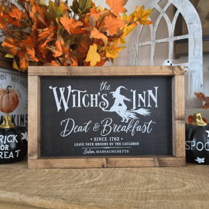 Cadre sign farmhouse The Witch’s Inn horizontal en bois avec sorcière sur un balai