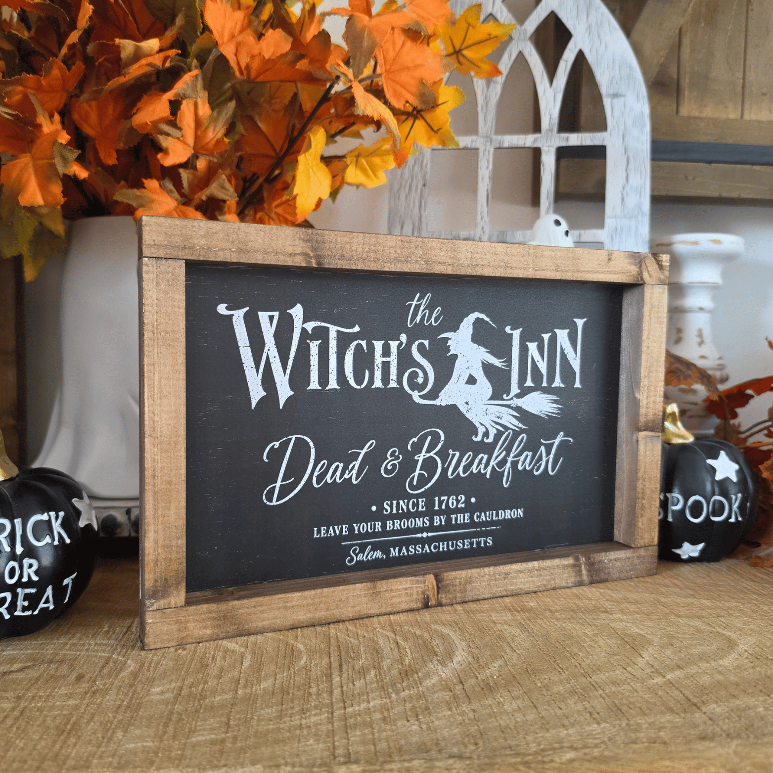 Cadre sign farmhouse The Witch’s Inn horizontal en bois avec sorcière sur un balai