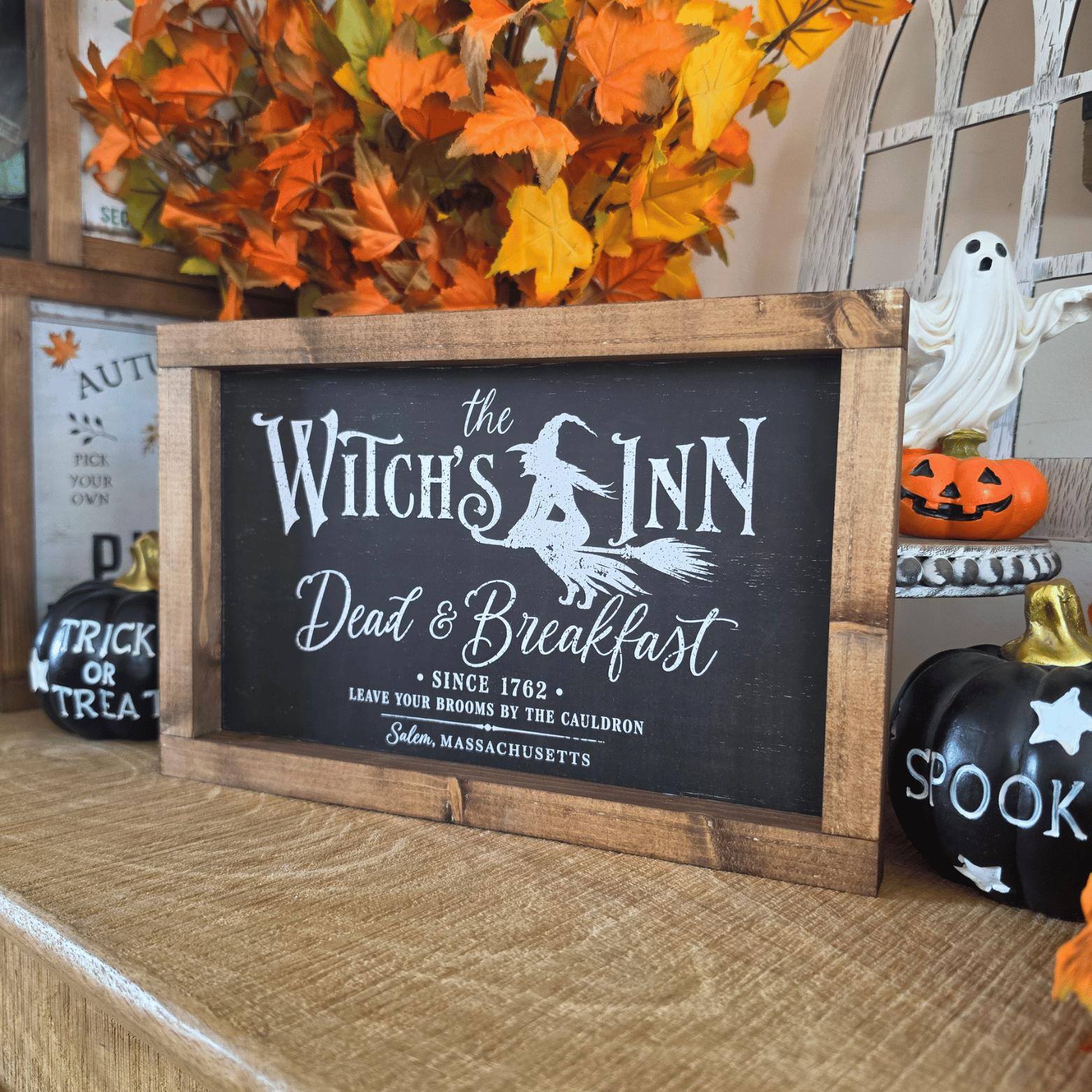 Cadre sign farmhouse The Witch’s Inn horizontal en bois avec sorcière sur un balai