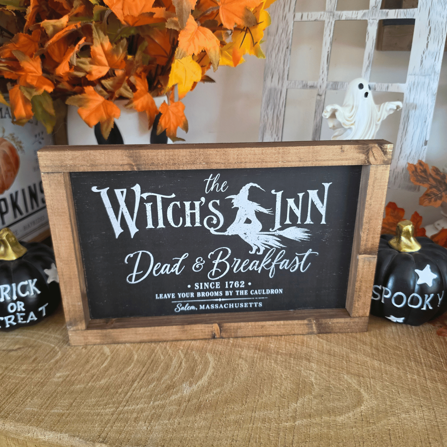 Cadre sign farmhouse The Witch’s Inn horizontal en bois avec sorcière sur un balai