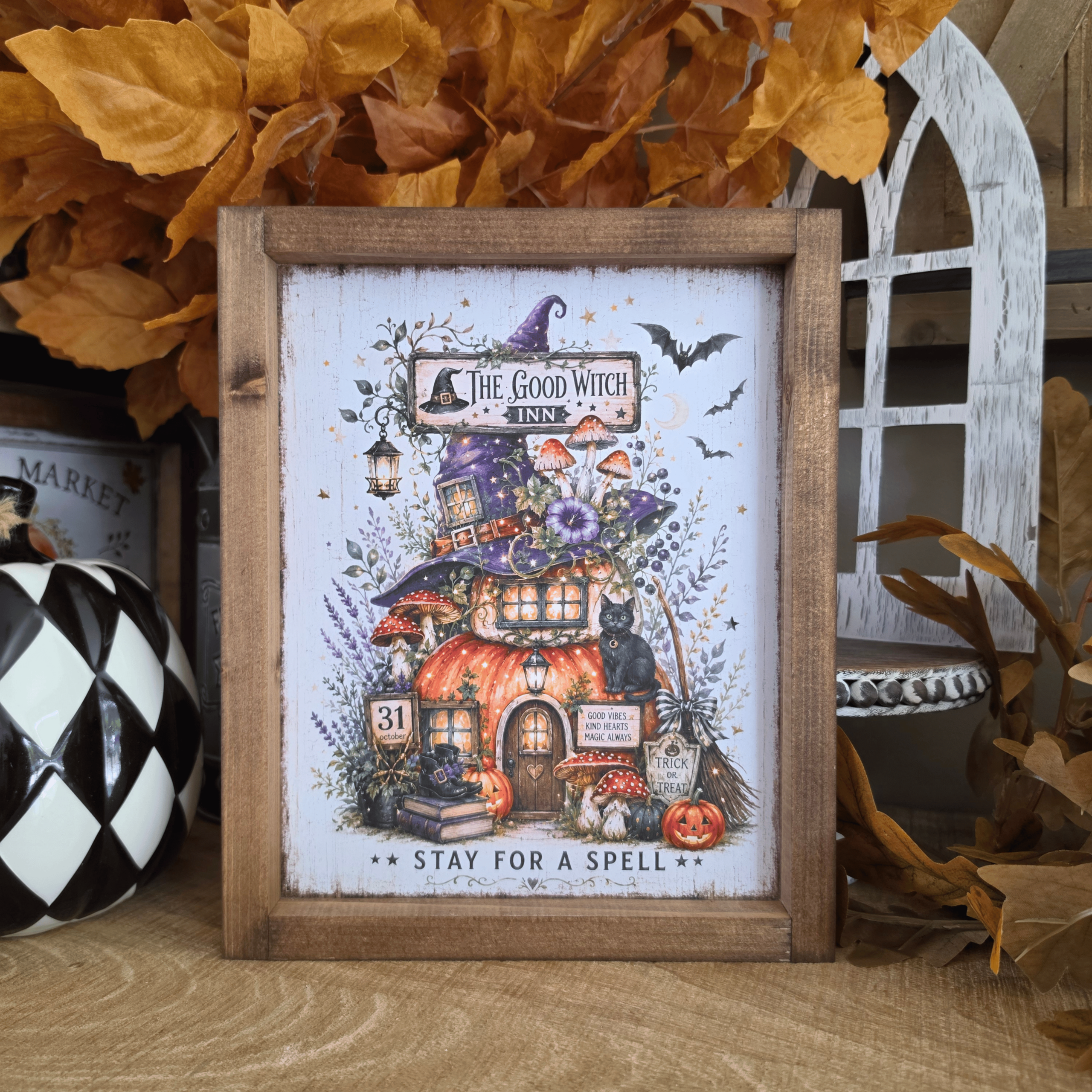 Cadre The Good Witch Inn farmhouse avec maison citrouille et chat noir