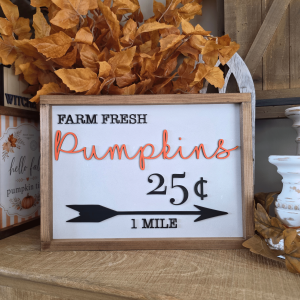 Cadre Farm Fresh Pumpkins en bois avec flèche noire et lettres orange