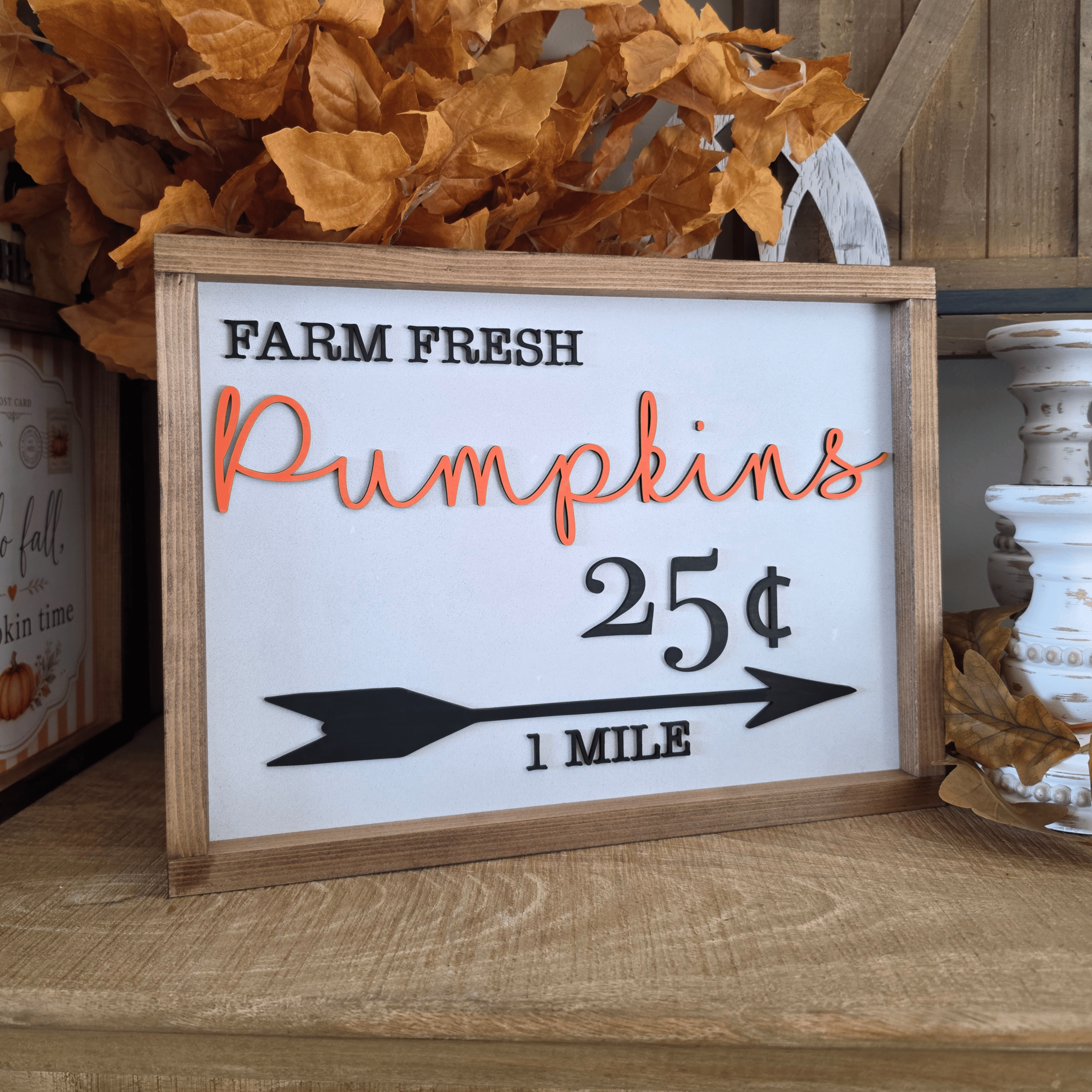 Cadre Farm Fresh Pumpkins en bois avec flèche noire et lettres orange