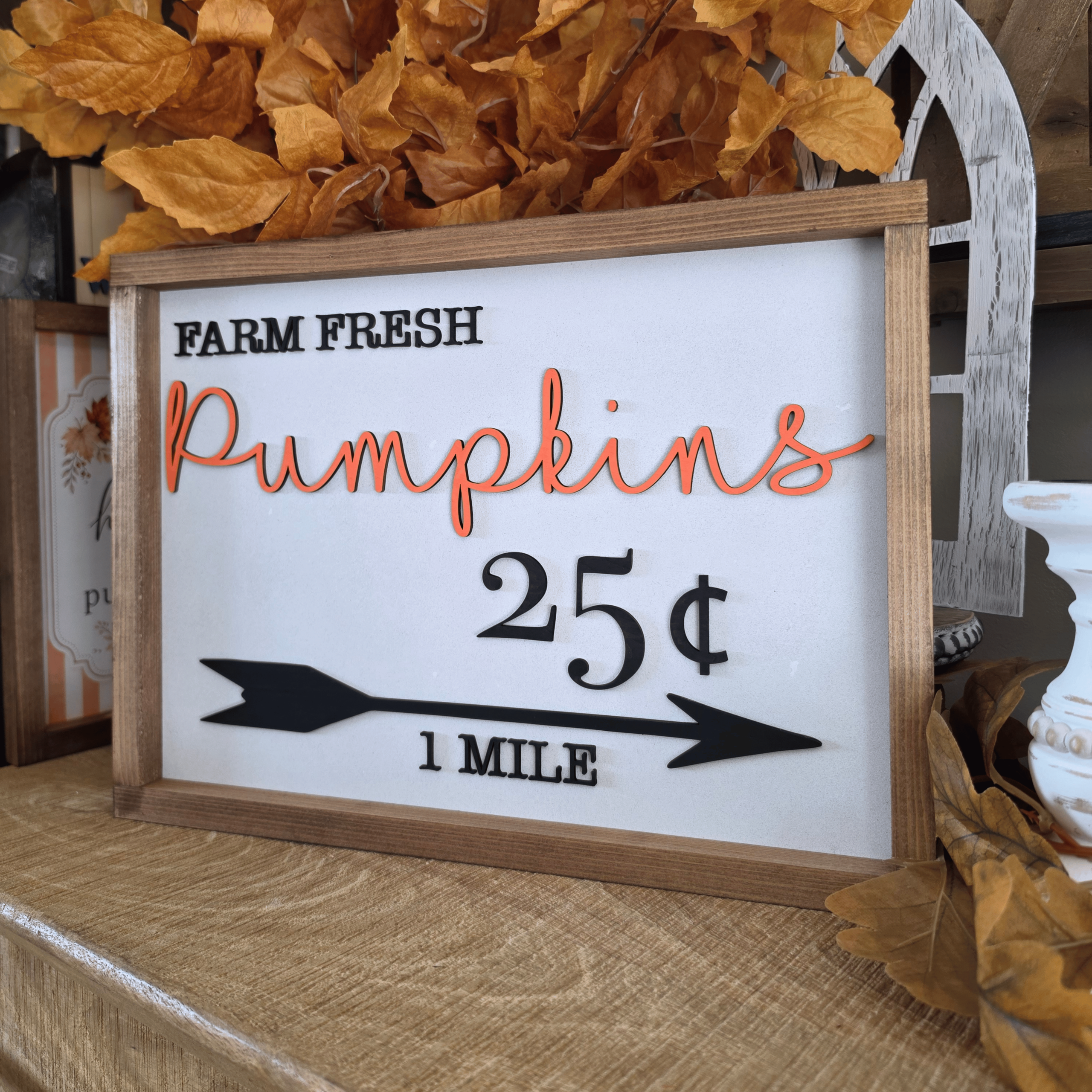 Cadre Farm Fresh Pumpkins en bois avec flèche noire et lettres orange