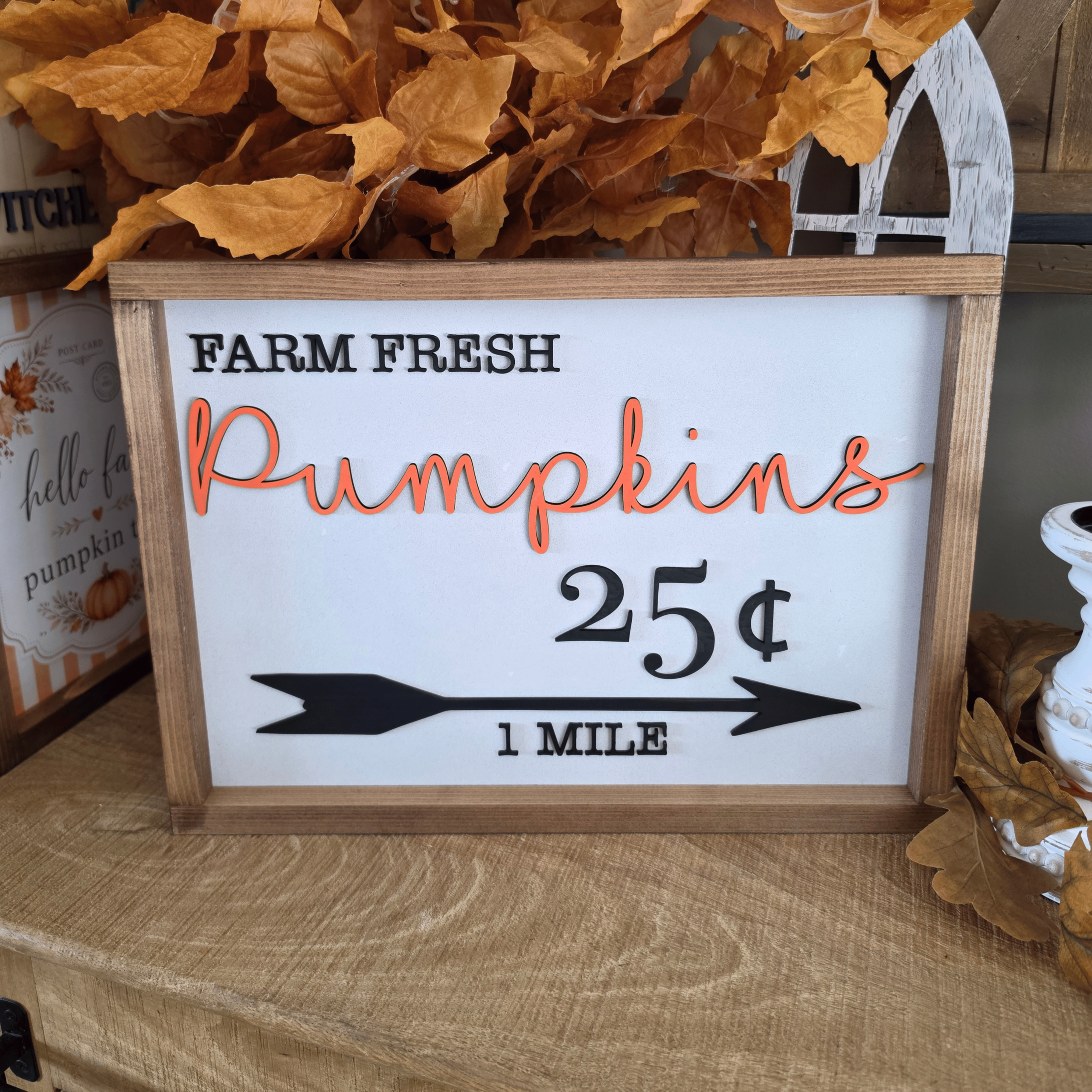Cadre Farm Fresh Pumpkins en bois avec flèche noire et lettres orange