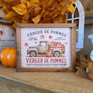 Cadre sign farmhouse Verger de Pommes avec pick-up vintage et pommes