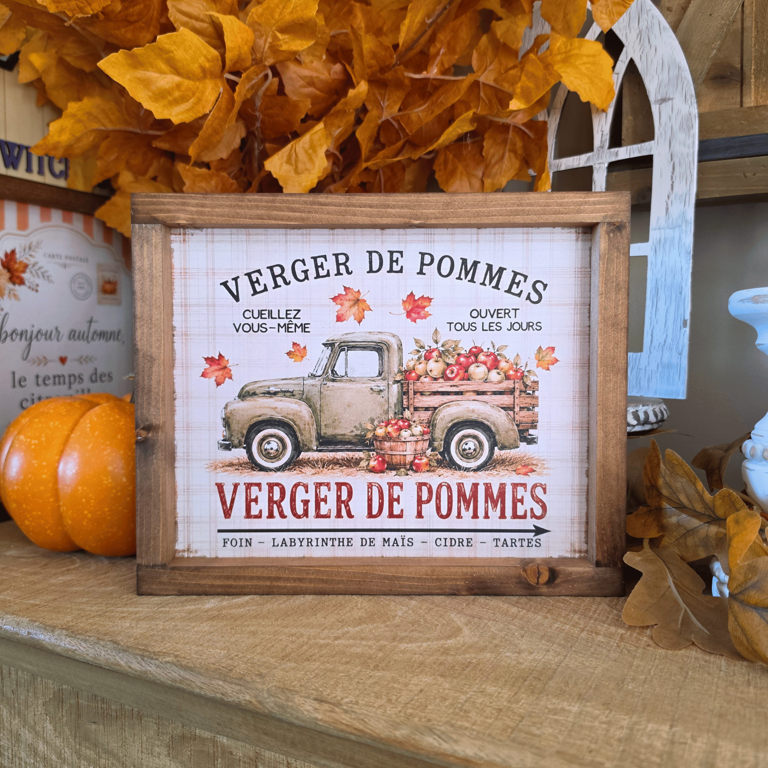 Cadre sign farmhouse Verger de Pommes avec pick-up vintage et pommes