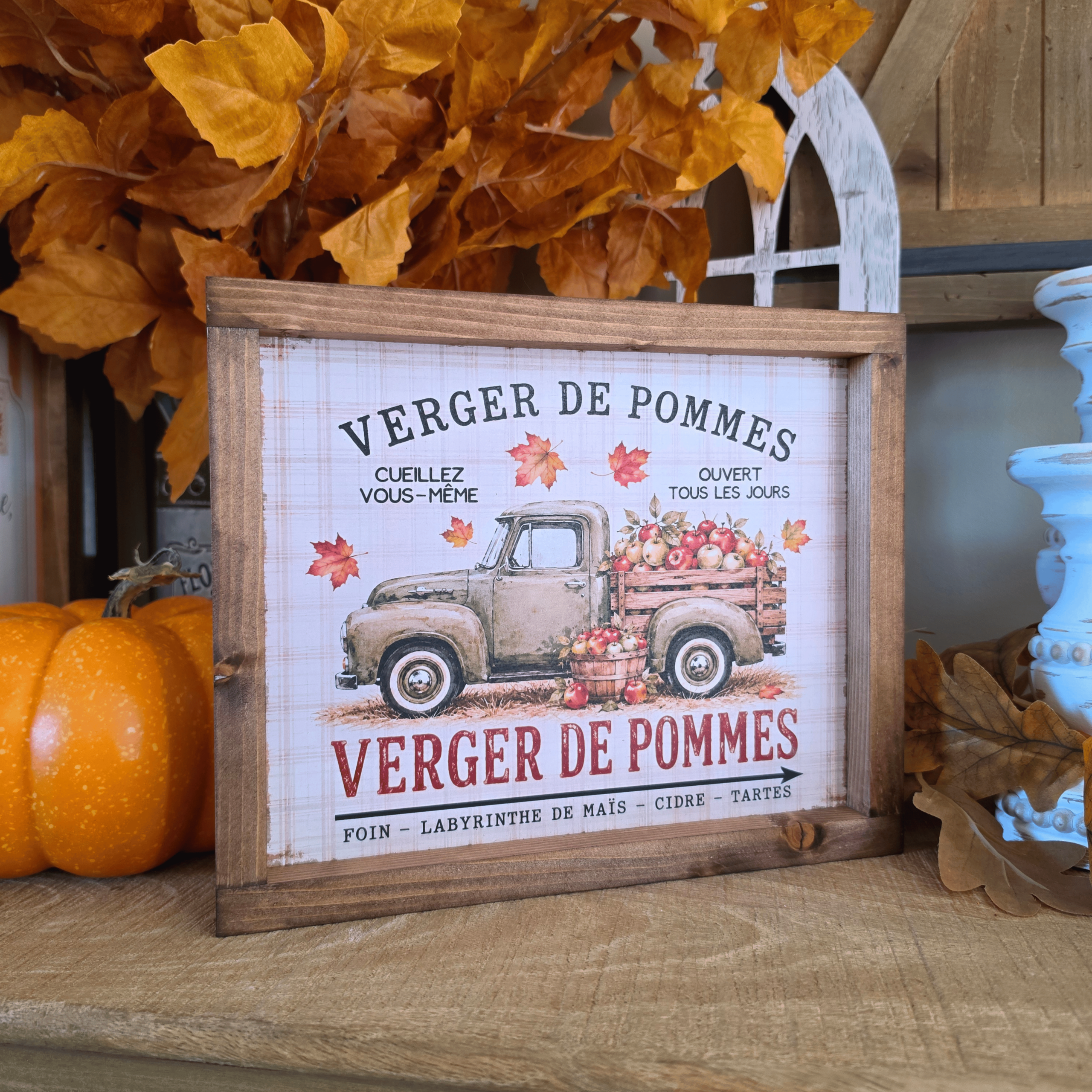 Cadre sign farmhouse Verger de Pommes avec pick-up vintage et pommes