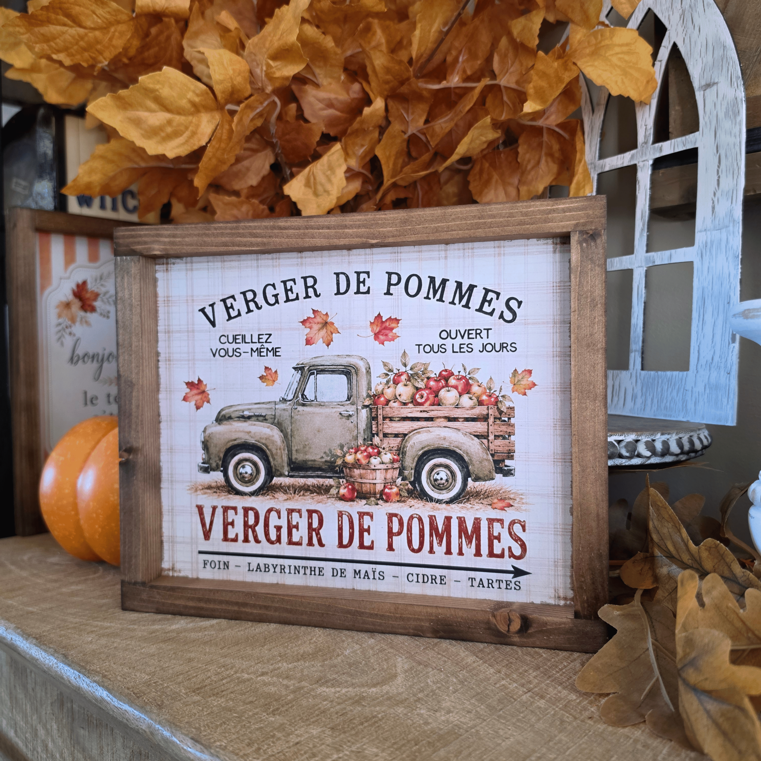 Cadre sign farmhouse Verger de Pommes avec pick-up vintage et pommes