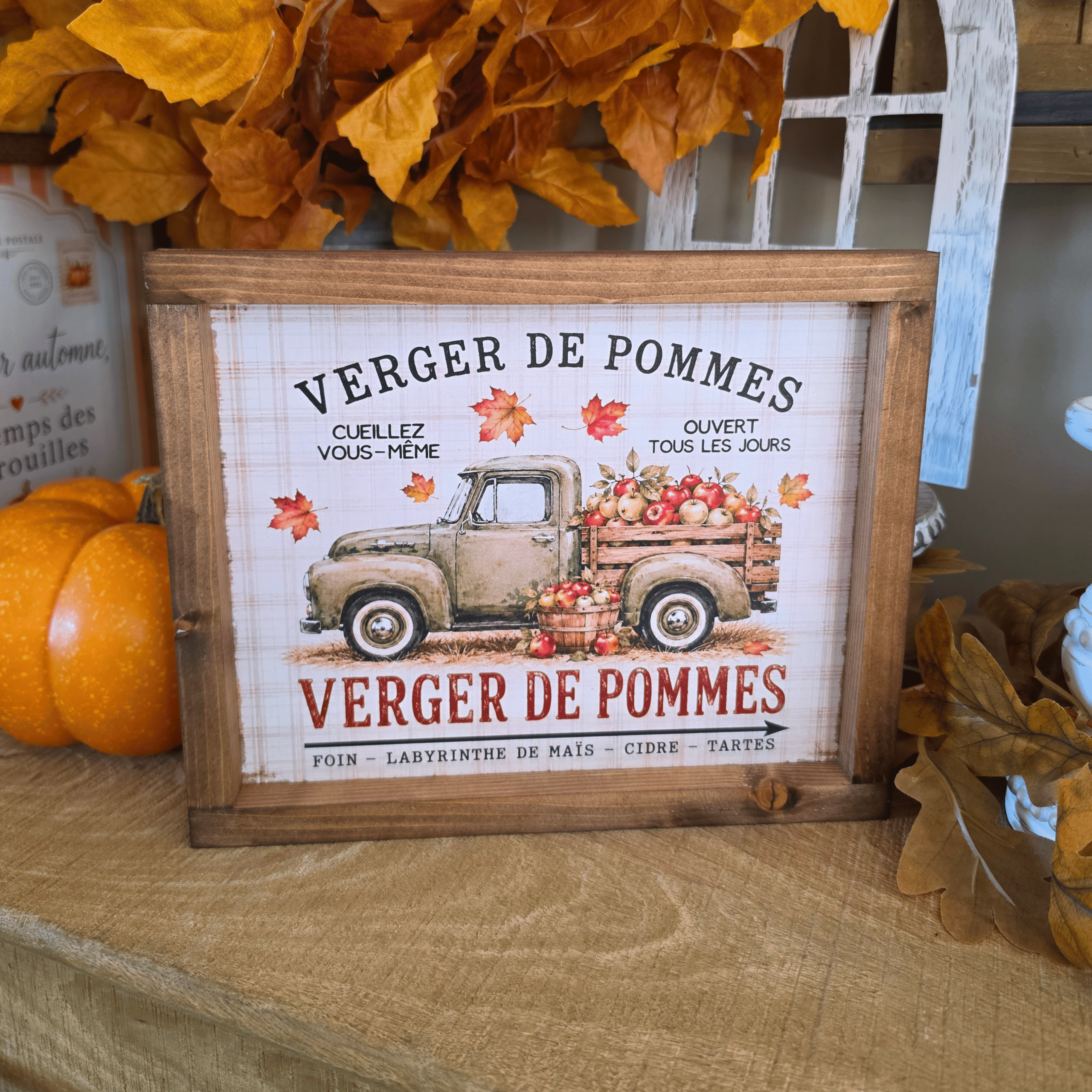 Cadre sign farmhouse Verger de Pommes avec pick-up vintage et pommes