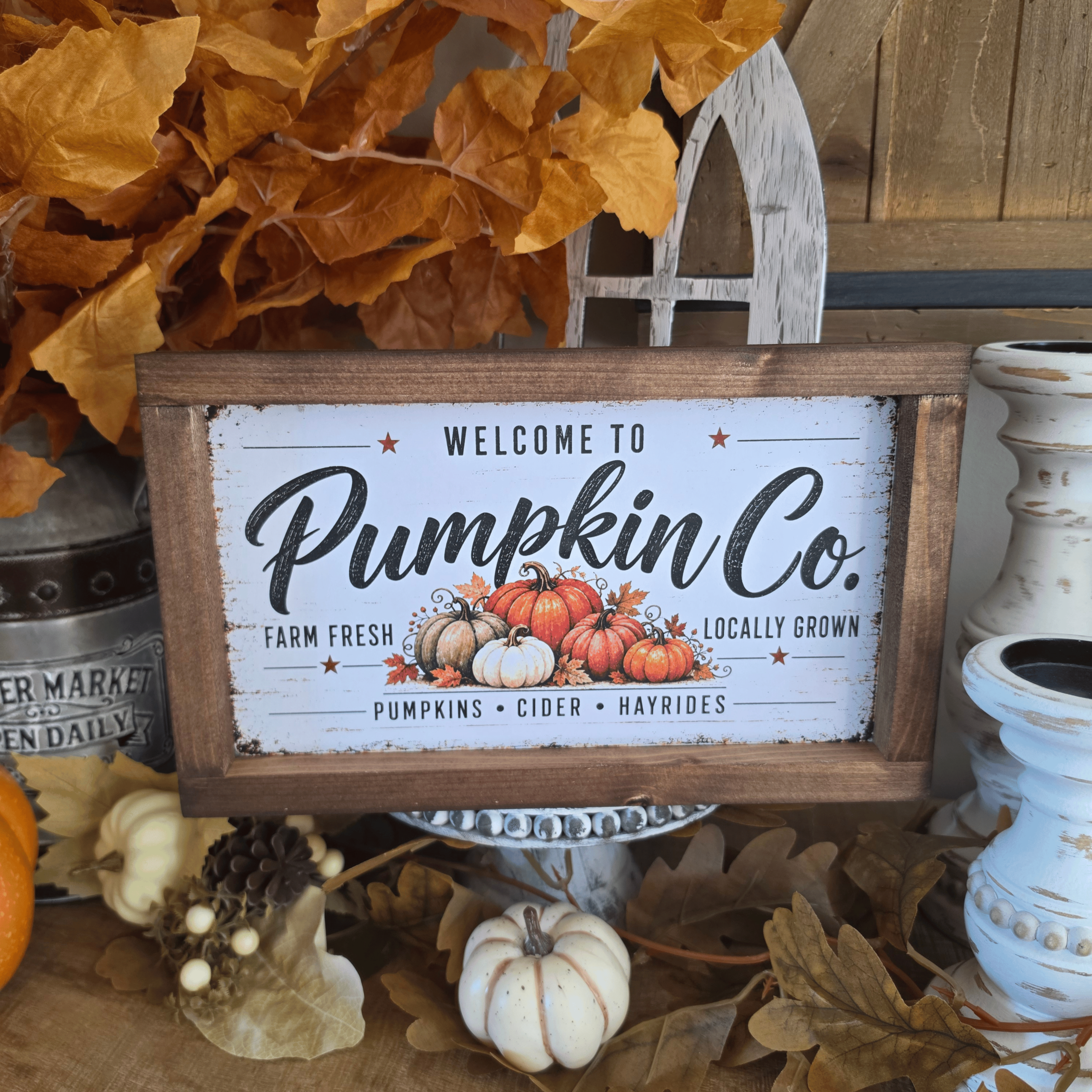 Cadre farmhouse Pumpkin Co avec citrouilles d’automne
