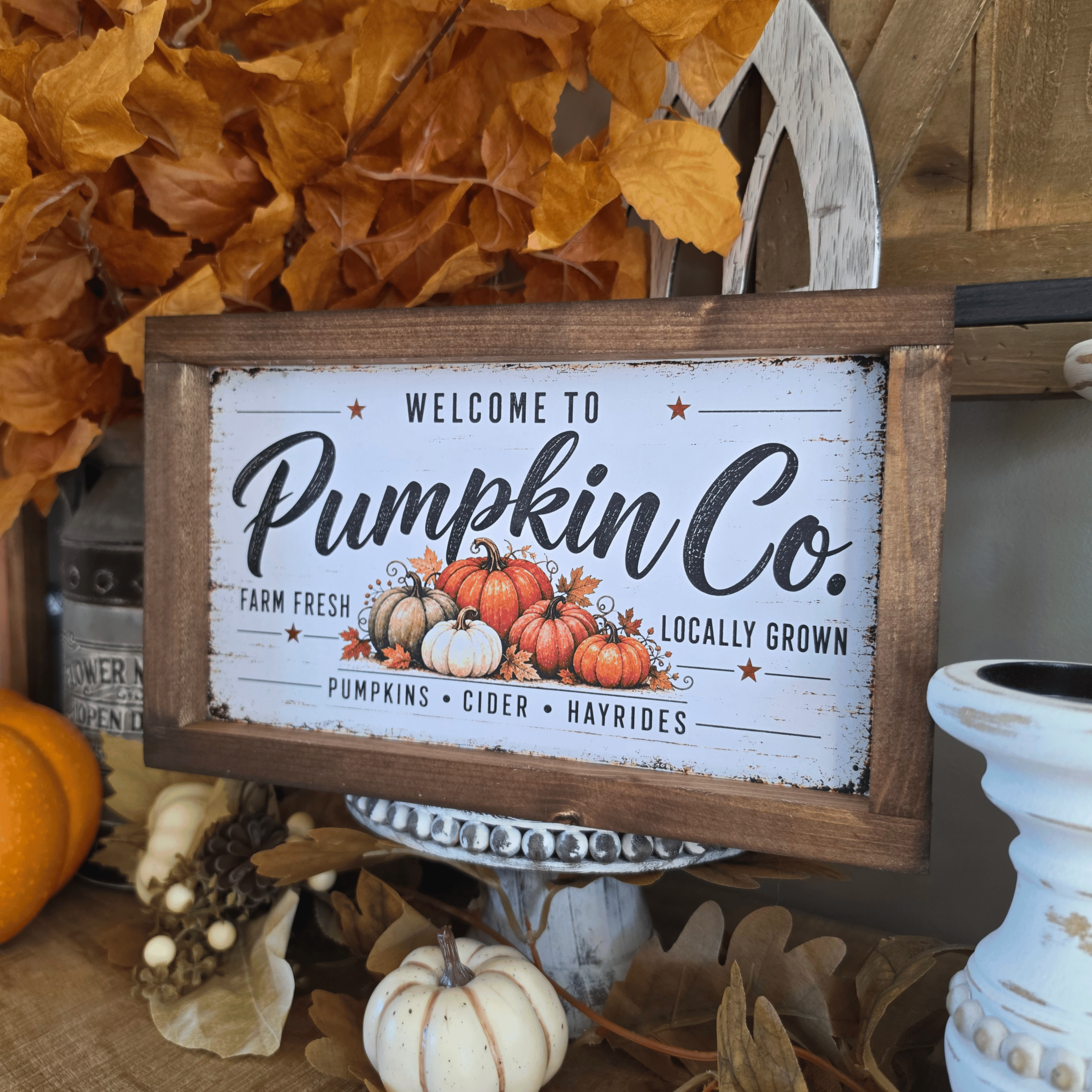 Cadre farmhouse Pumpkin Co avec citrouilles d’automne