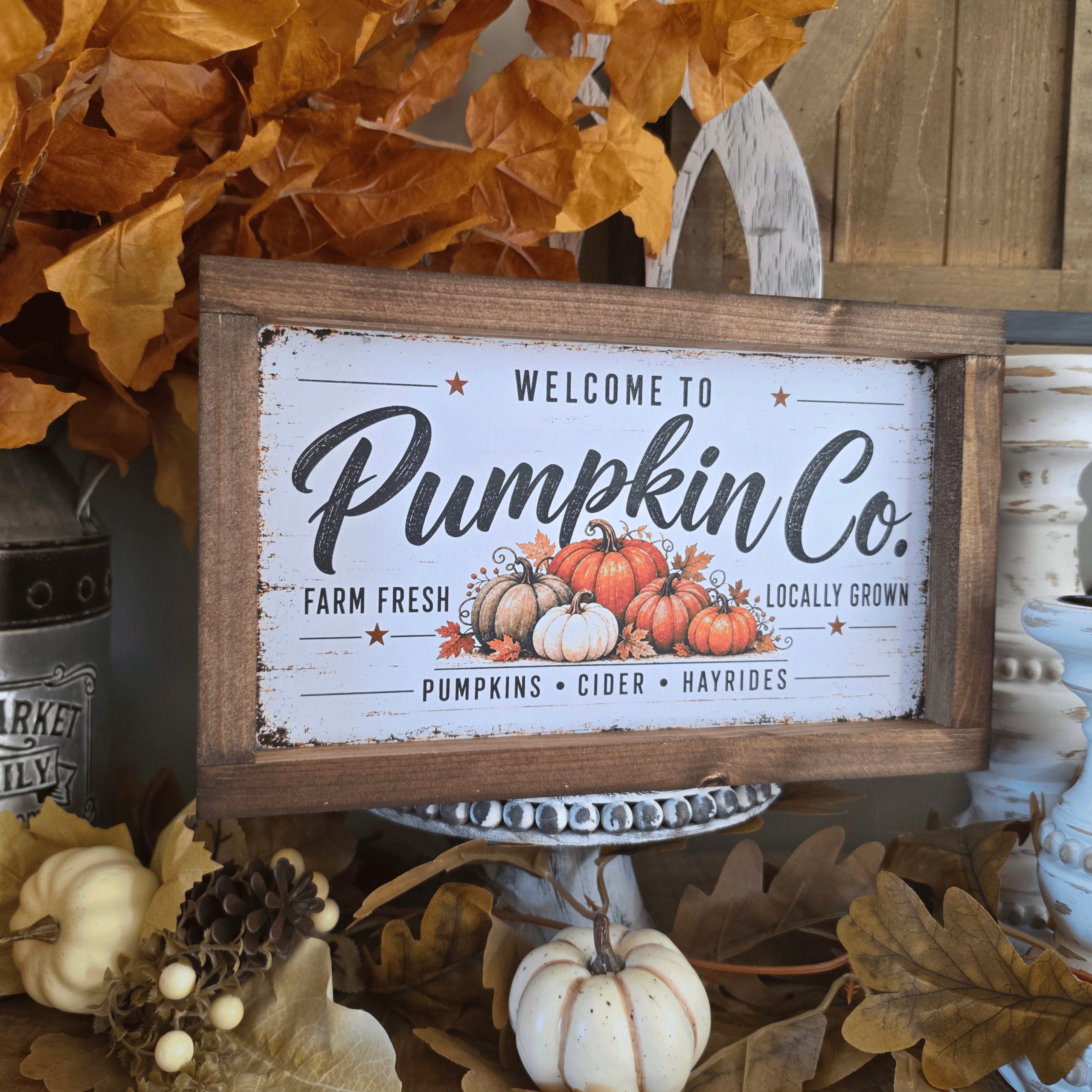 Cadre farmhouse Pumpkin Co avec citrouilles d’automne