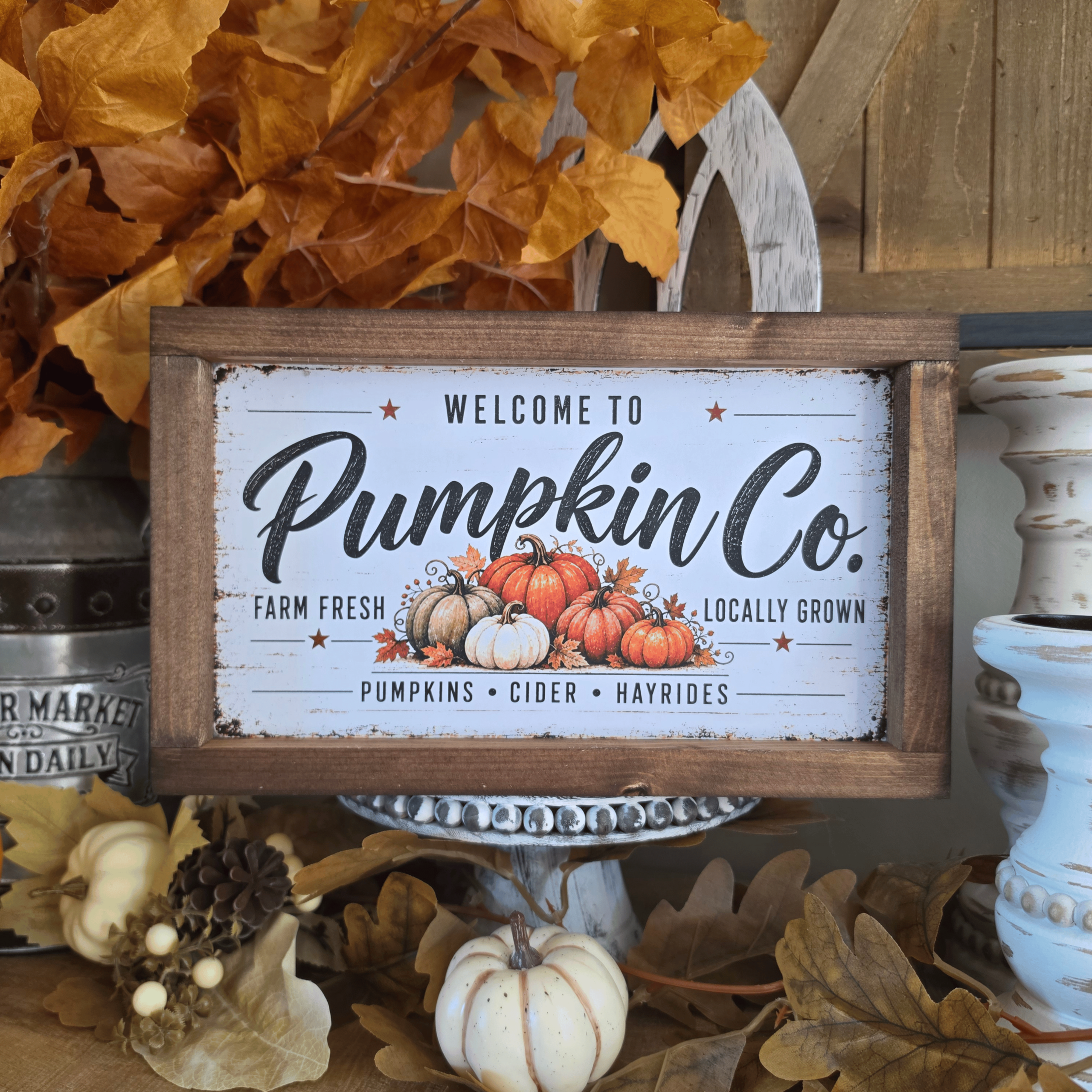 Cadre farmhouse Pumpkin Co avec citrouilles d’automne