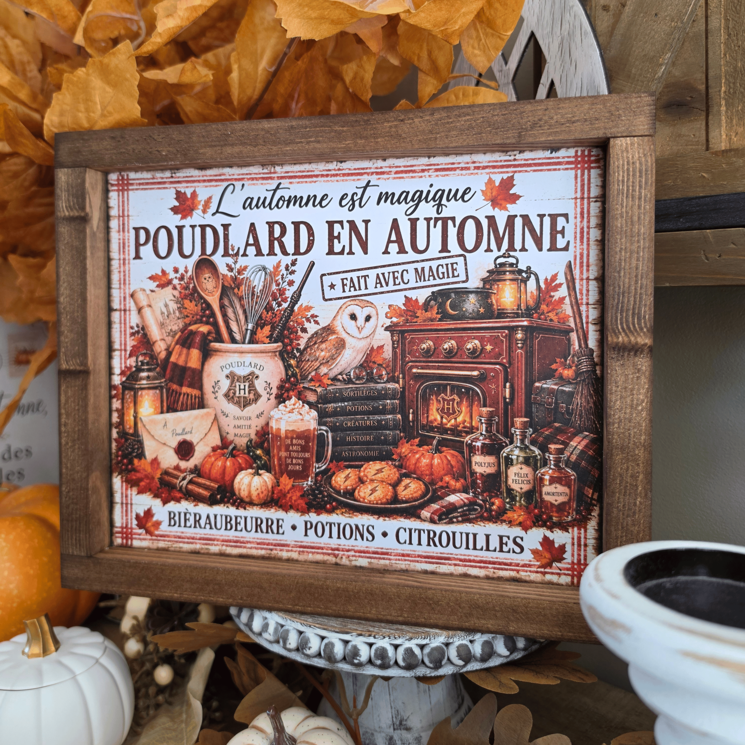 Cadre Poudlard en automne avec citrouilles, chouette et potions