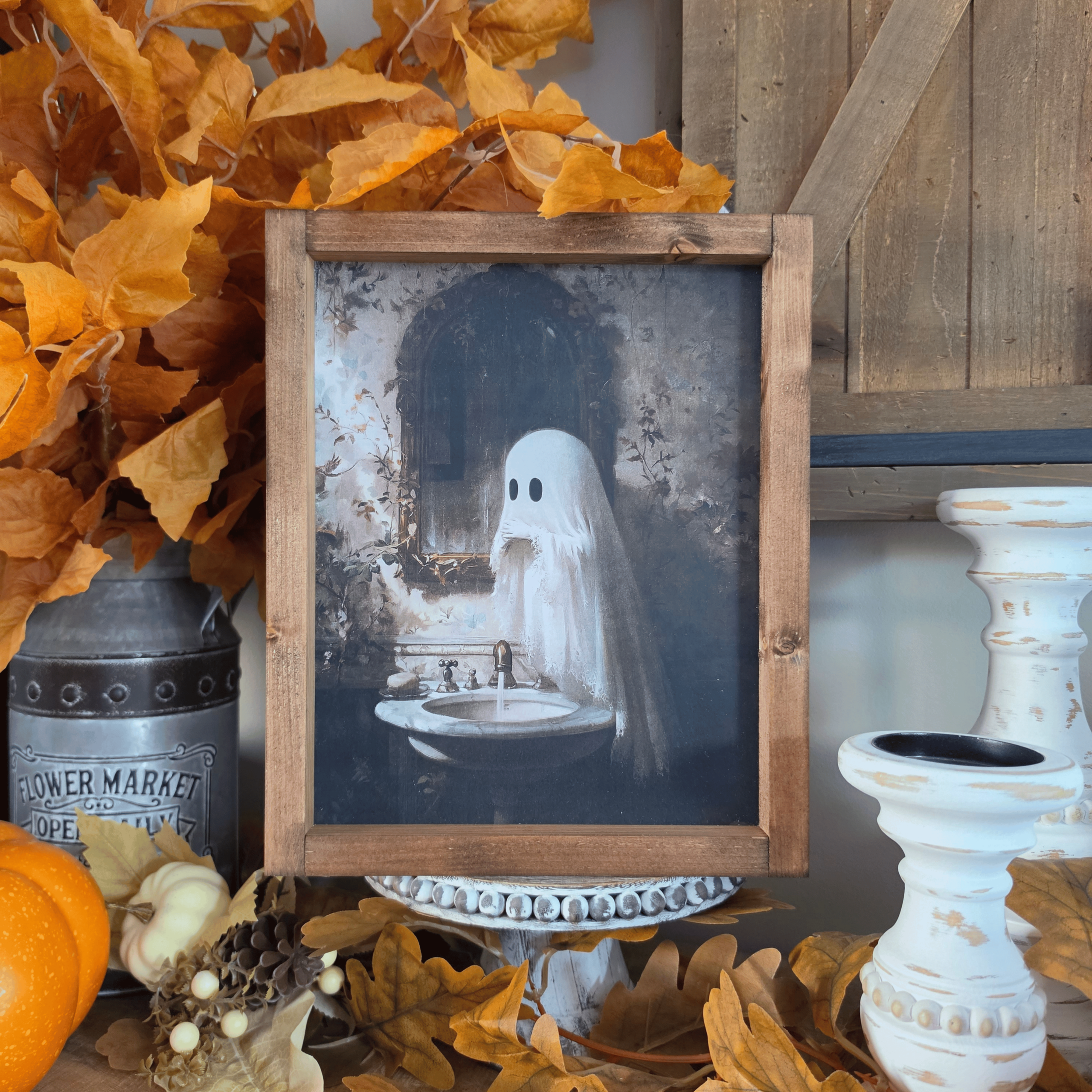 Cadre farmhouse Halloween avec petit fantôme devant un lavabo
