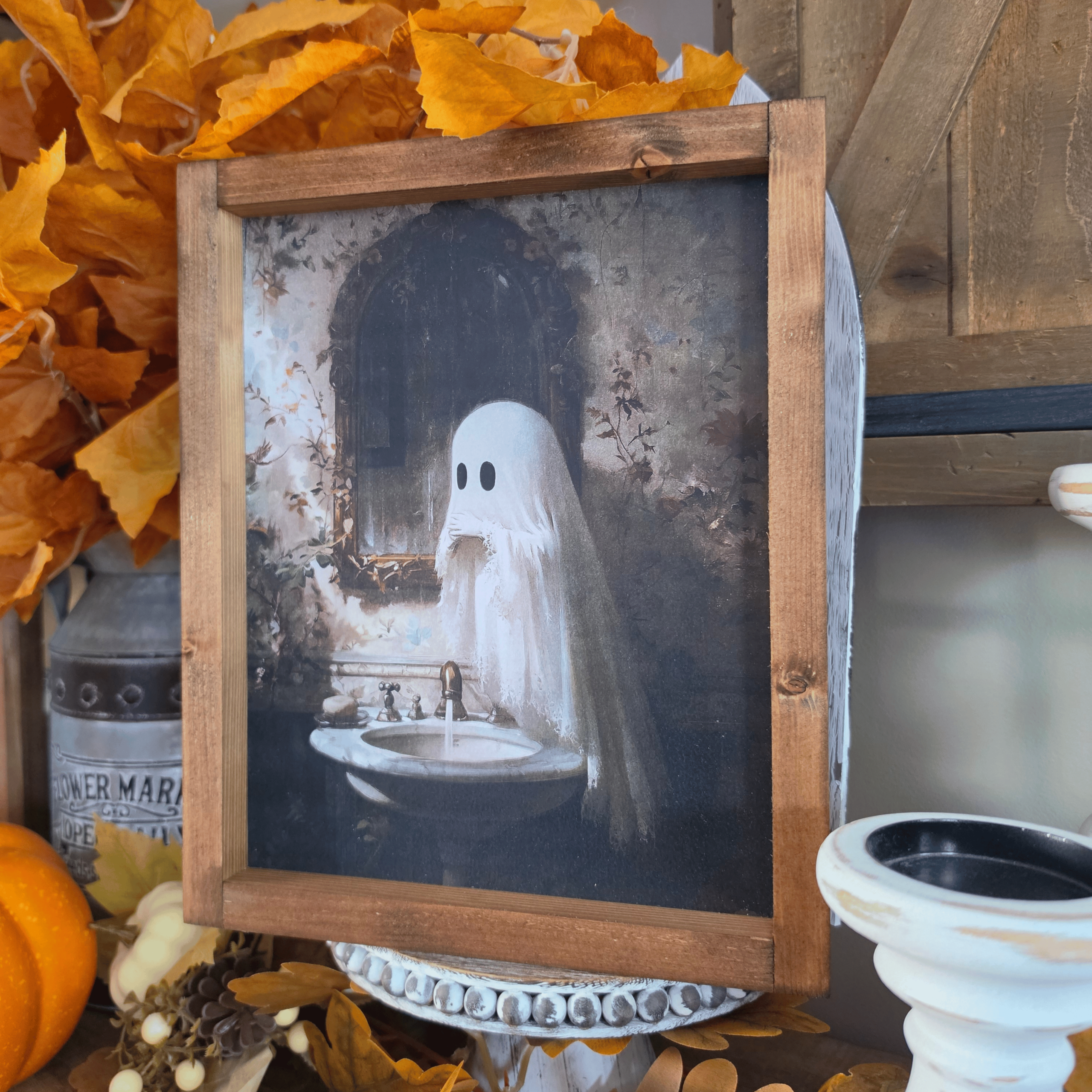 Cadre farmhouse Halloween avec petit fantôme devant un lavabo