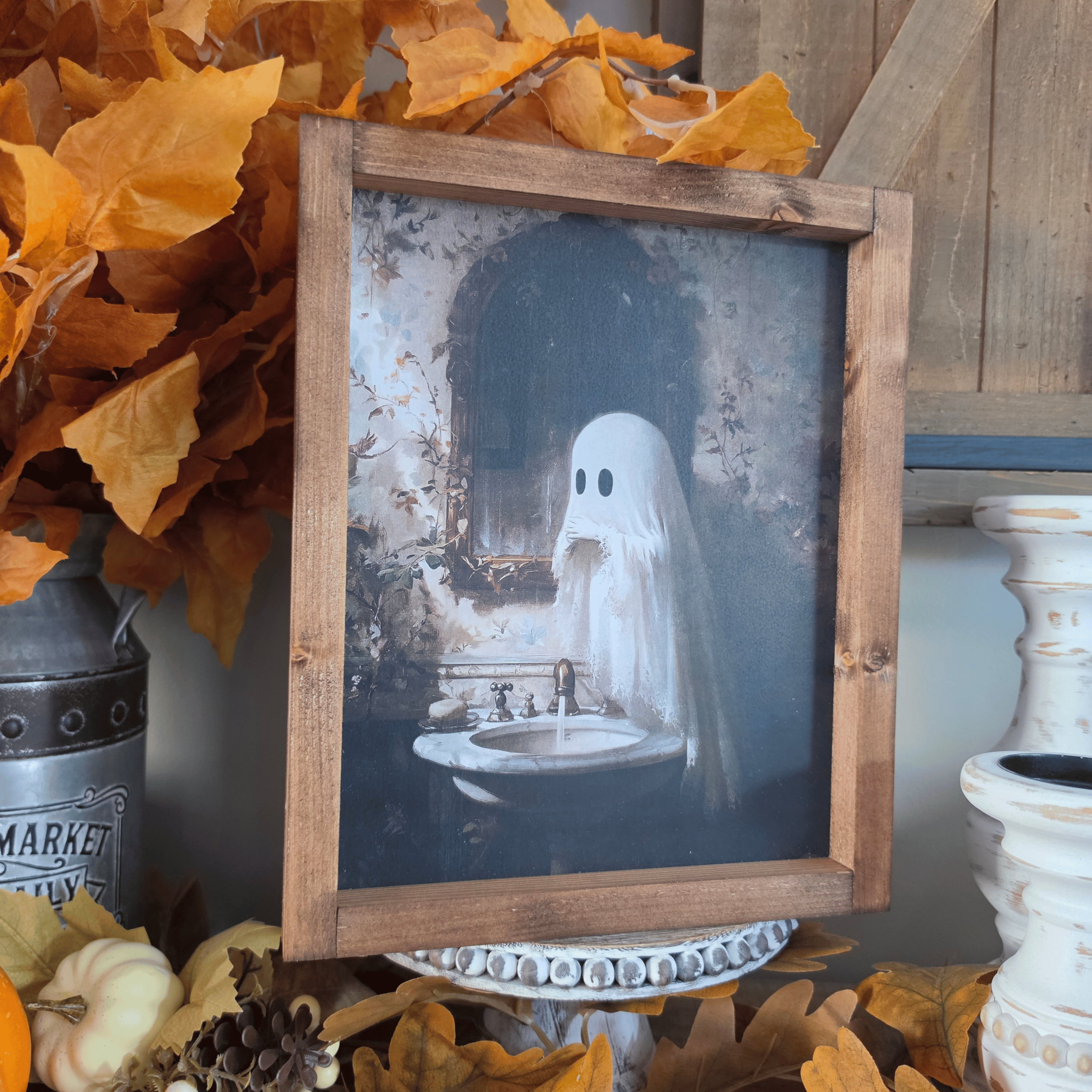 Cadre farmhouse Halloween avec petit fantôme devant un lavabo