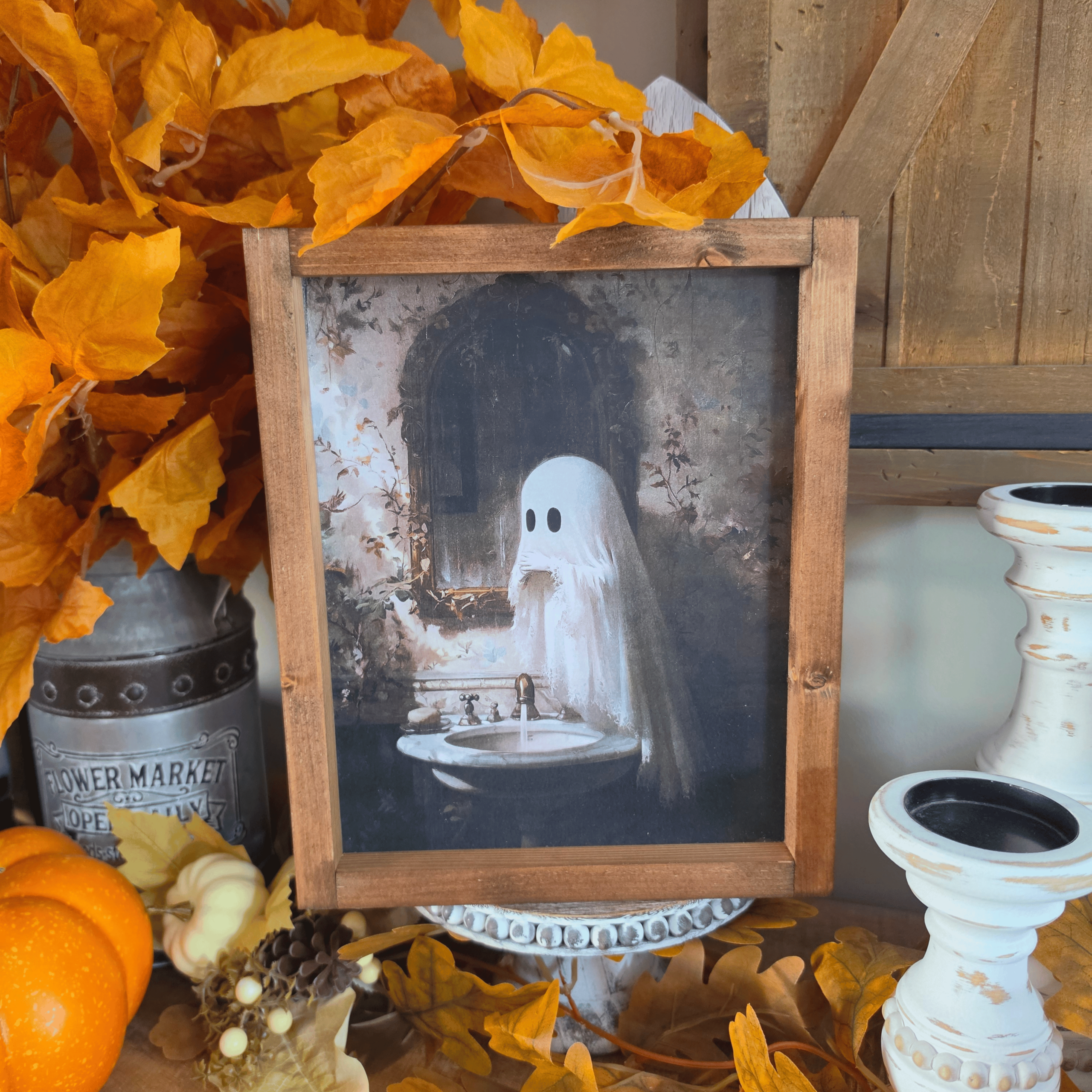 Cadre farmhouse Halloween avec petit fantôme devant un lavabo