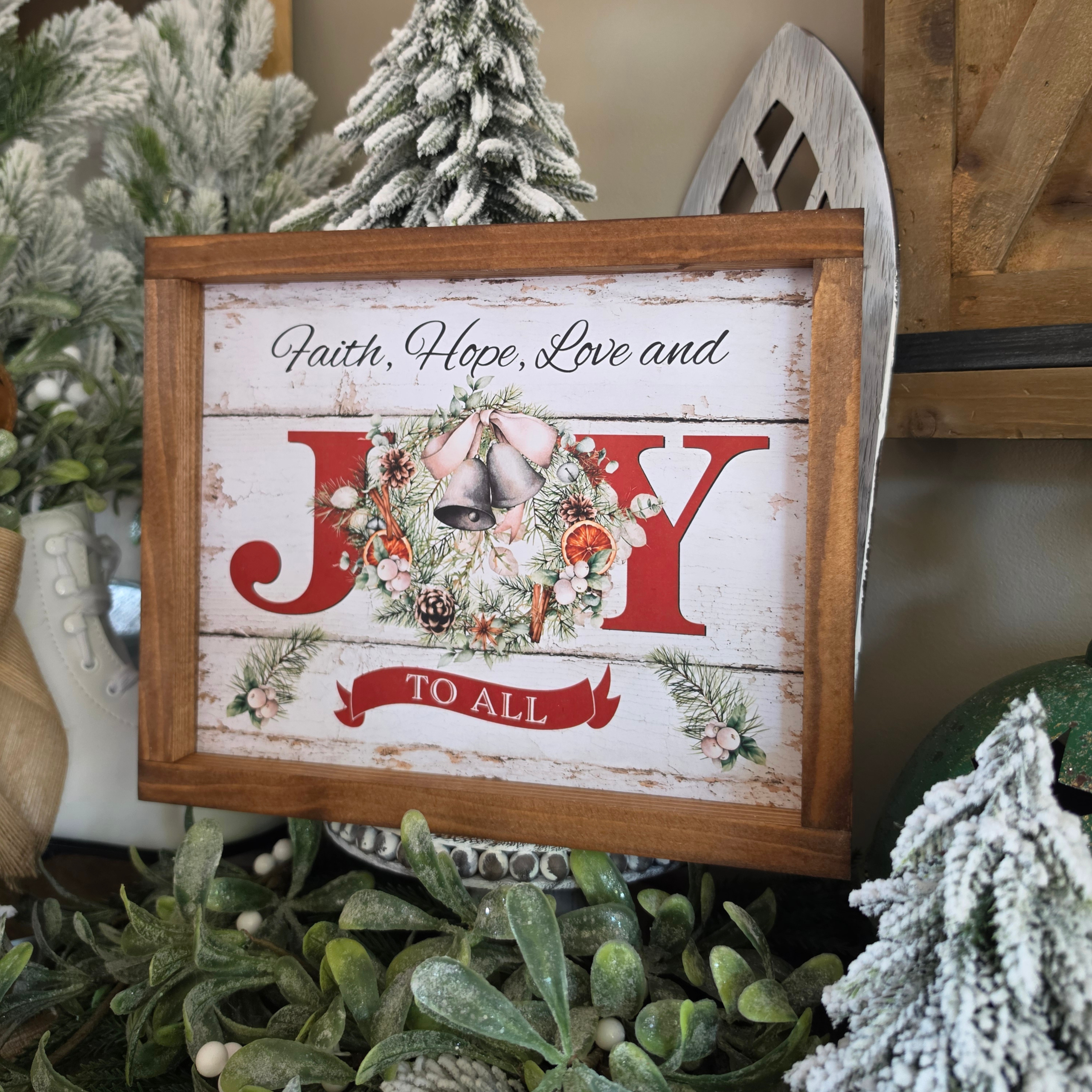 Cadre farmhouse Noël Joy to All avec couronne et clochettes