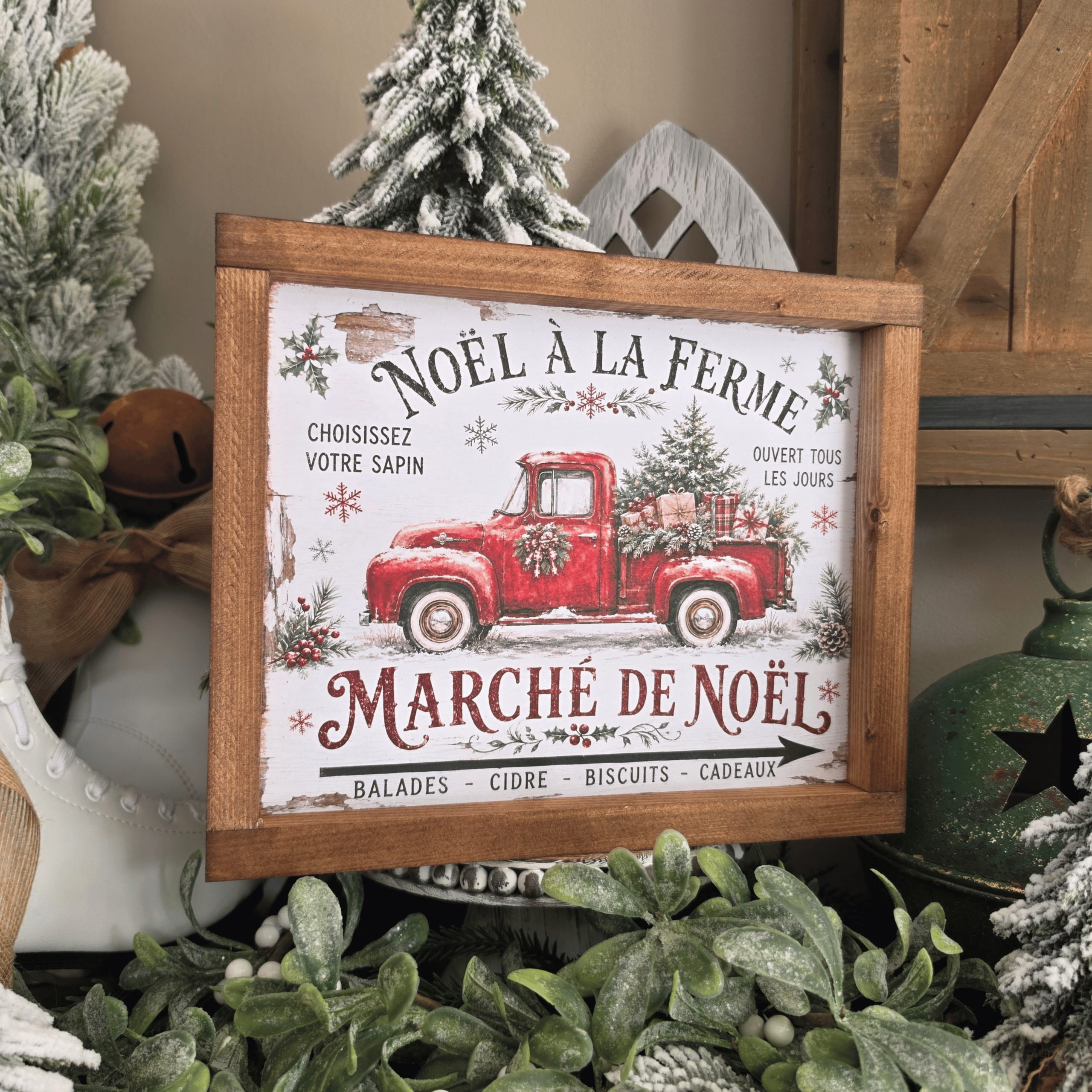 Cadre farmhouse Noël à la ferme avec pick-up rouge et sapins