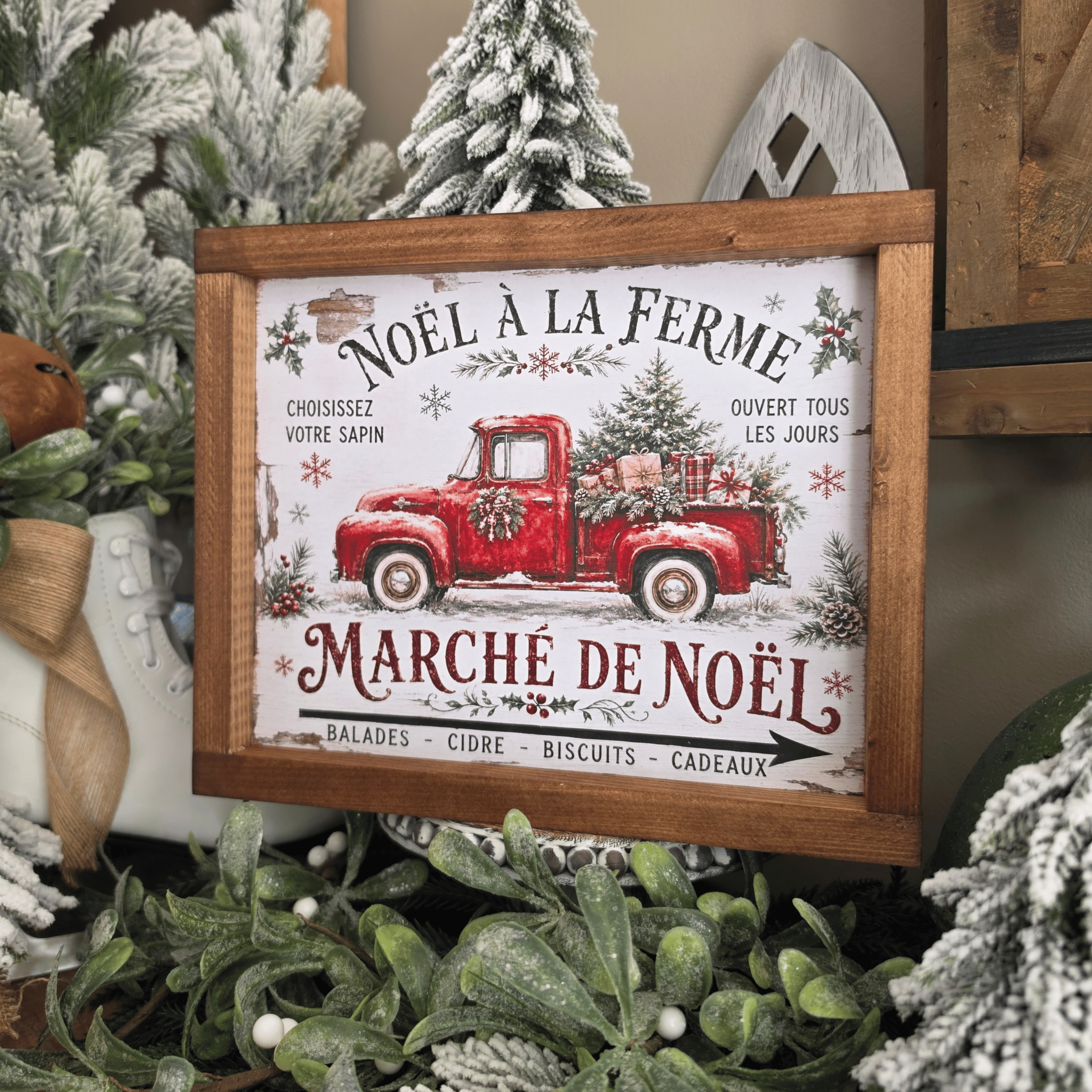 Cadre farmhouse Noël à la ferme avec pick-up rouge et sapins