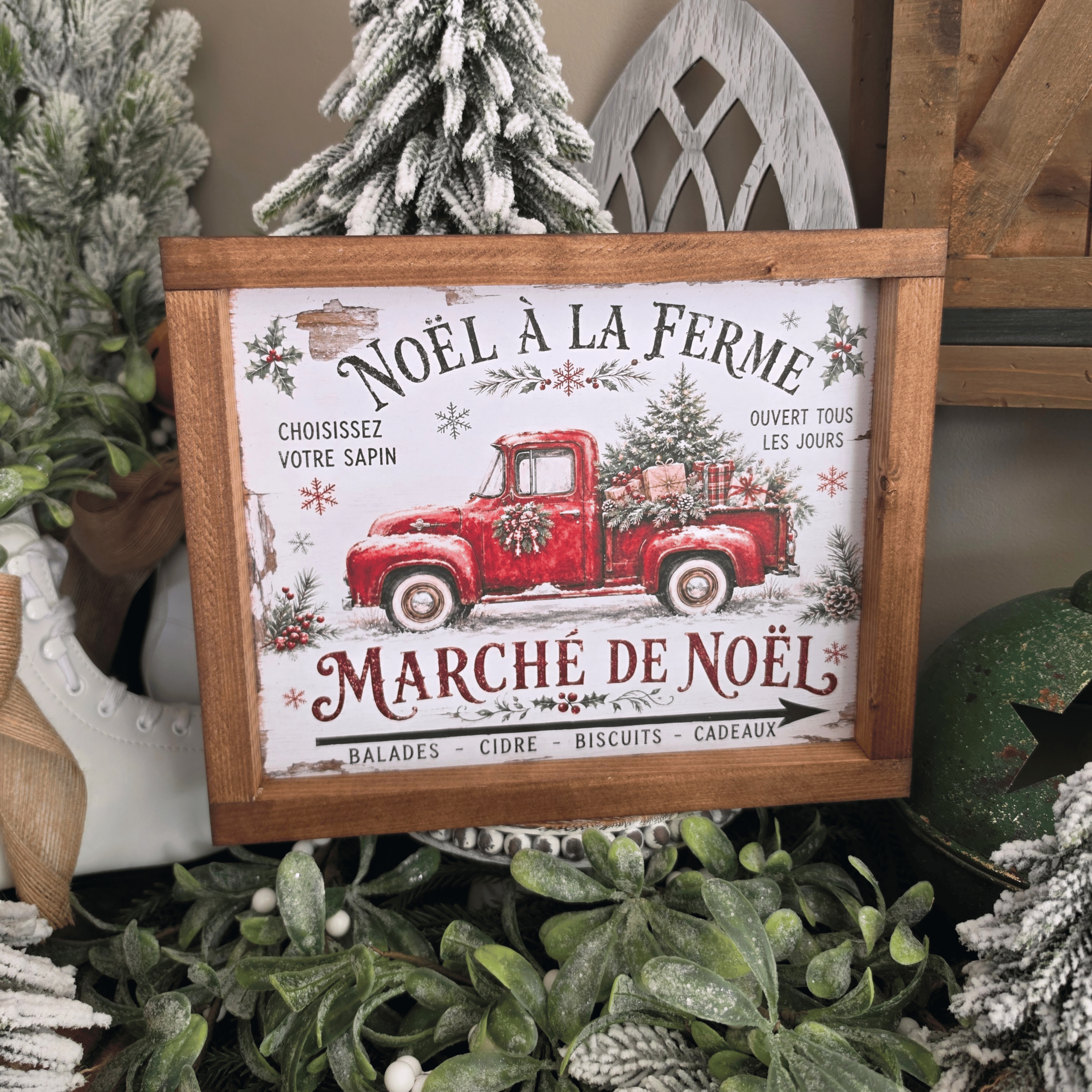 Cadre farmhouse Noël à la ferme avec pick-up rouge et sapins